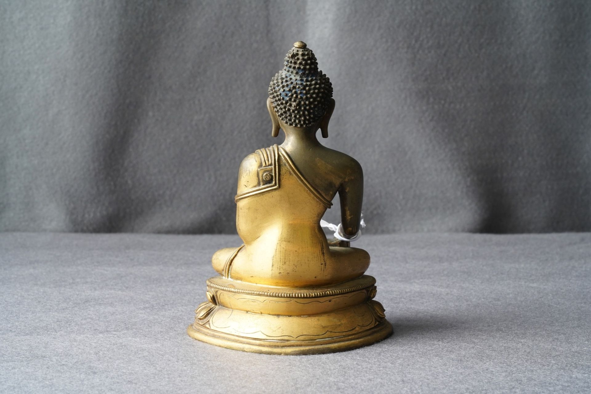A Sino-Tibetan gilt bronze figure of Buddha Shakyamuni, 17/18th C. - Image 18 of 19