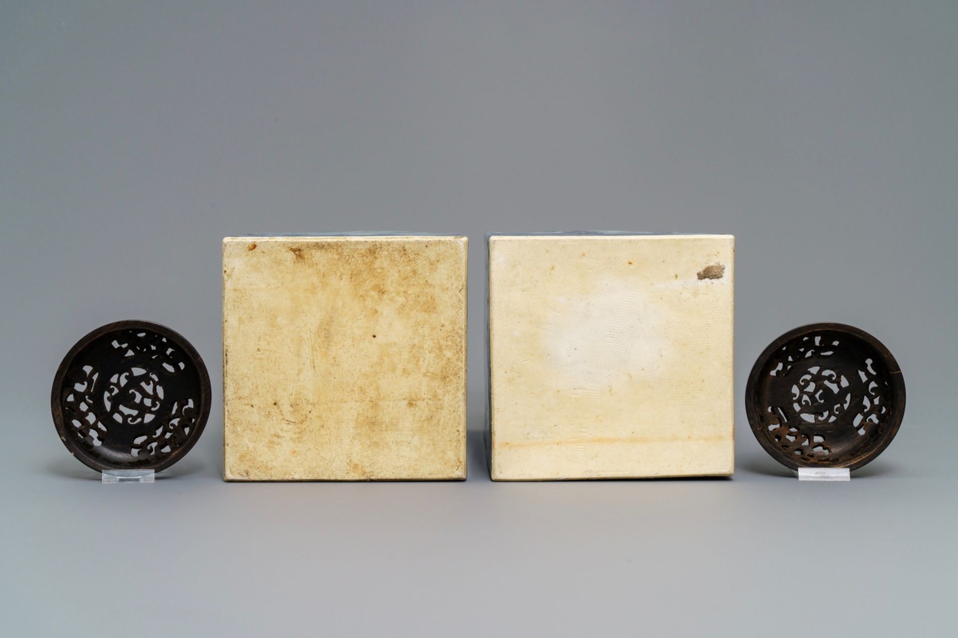 A pair of tall Chinese blue and white tea caddies with landscapes, 19th C. - Image 7 of 8