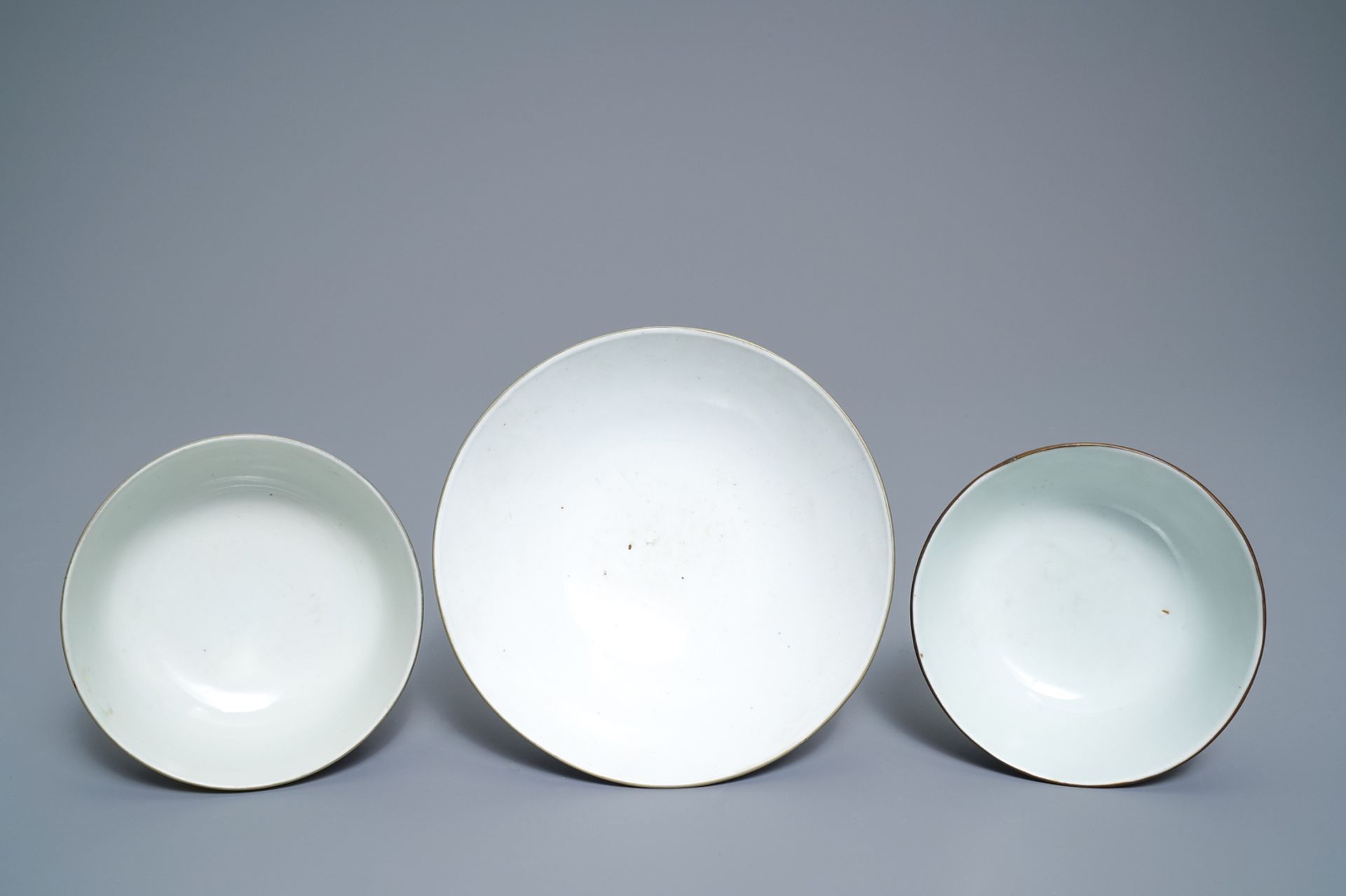 Five Chinese blue and white Vietnamese market 'Bleu de Hue' bowls, 19th C. - Image 7 of 14