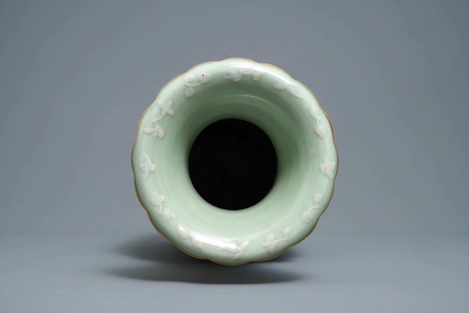 A Chinese brown- and celadon-ground famille rose vase, 19th C. - Image 5 of 6