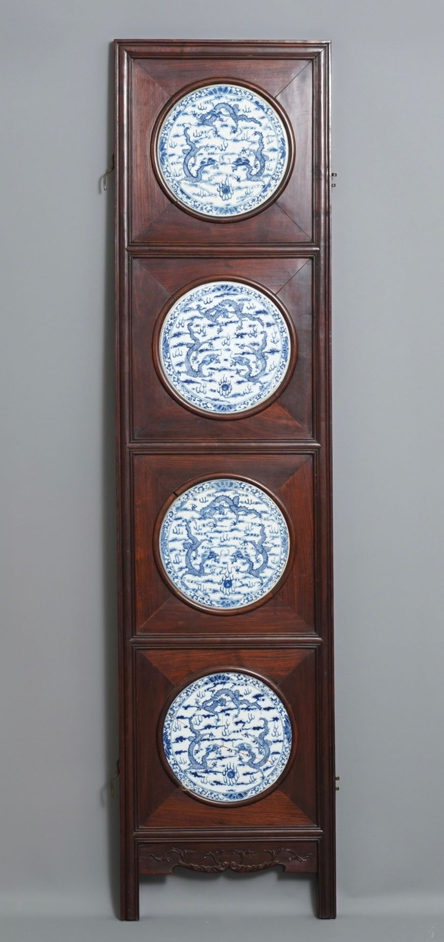 A Chinese wooden room divider with blue and white 'dragon' plaques, 19th C. - Image 4 of 7