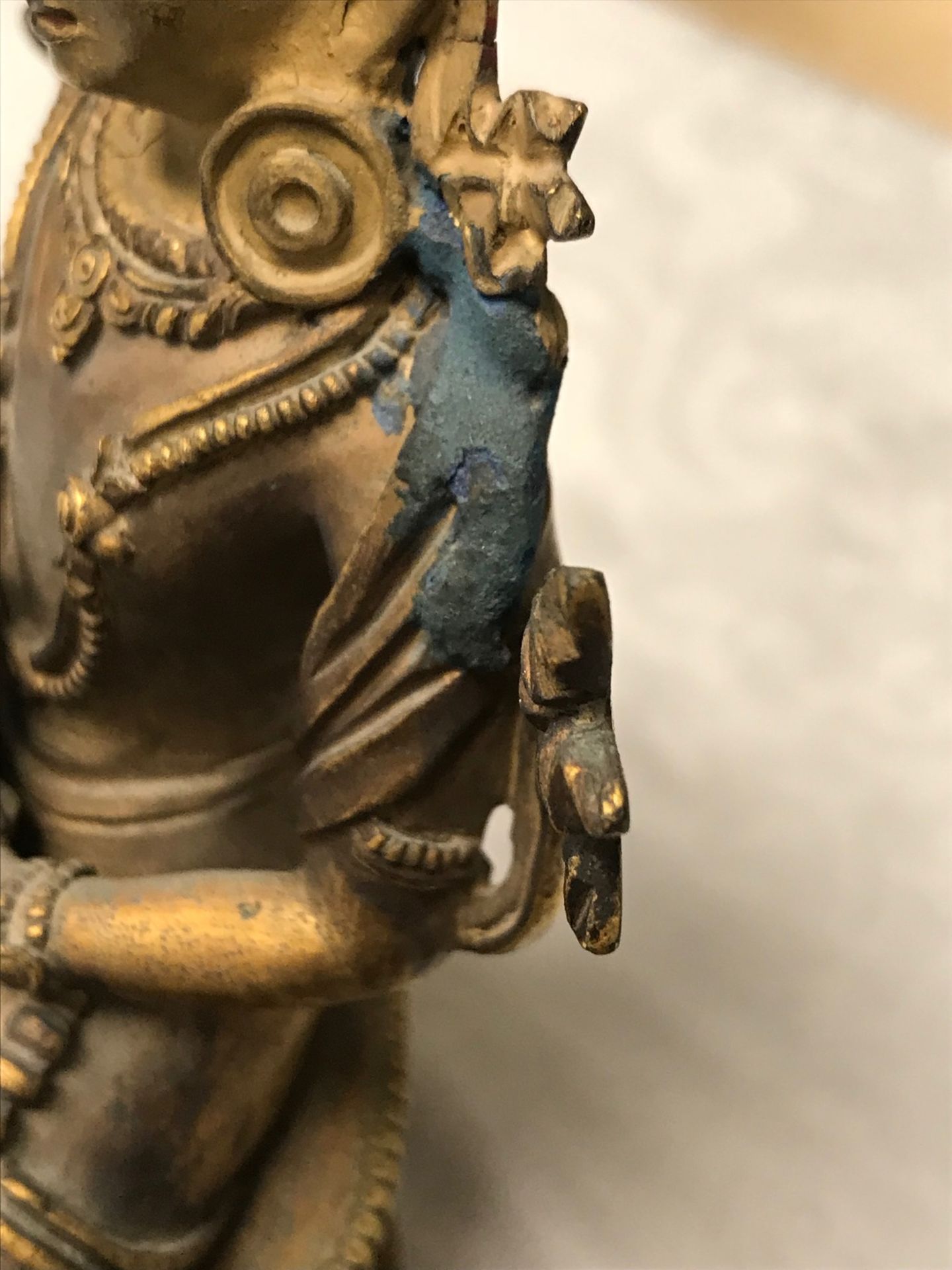 A Chinese gilt bronze figure of Amitayus, 17/18th C. - Image 10 of 16