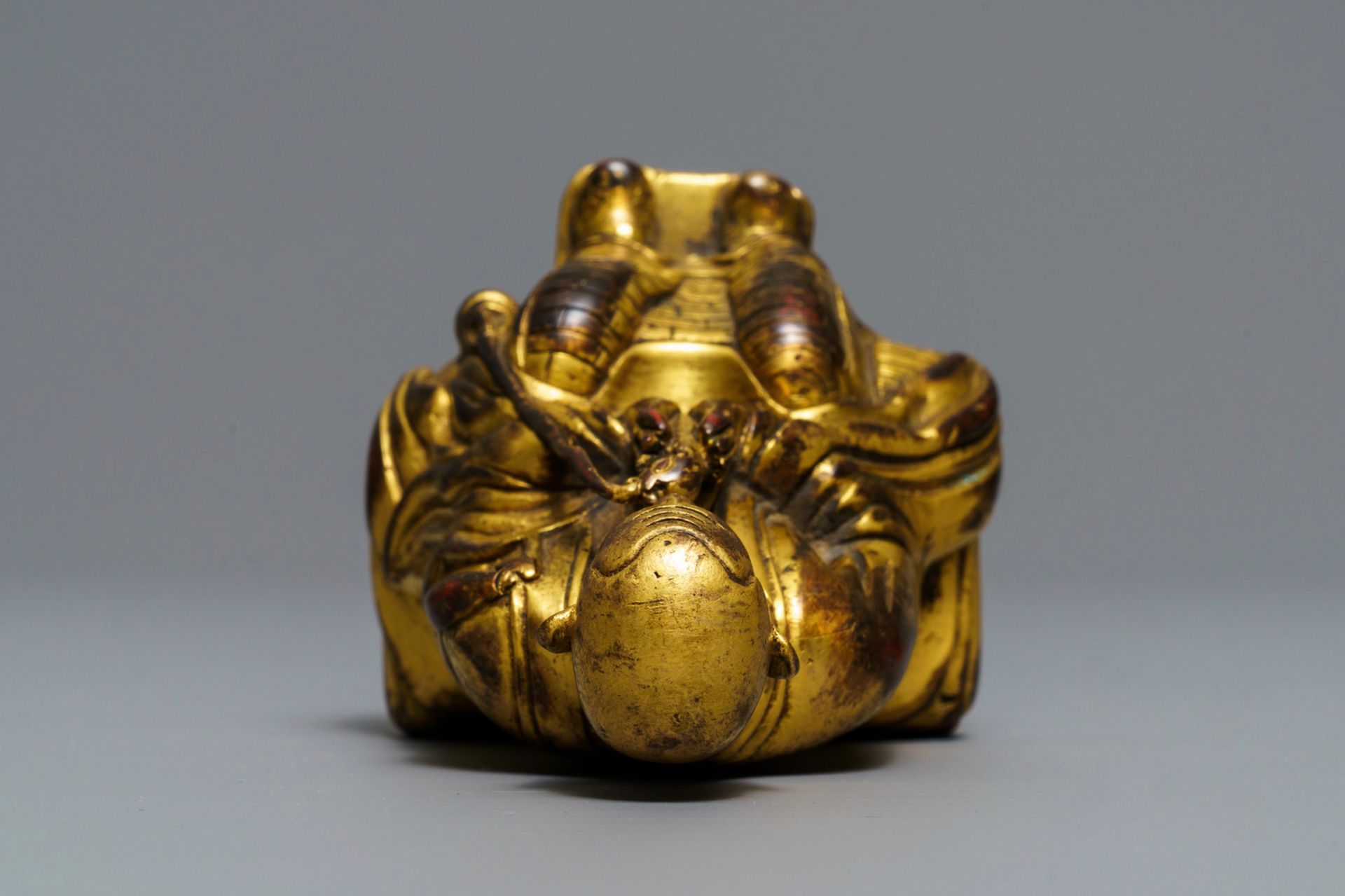 A Sino-Tibetan gilt bronze figure of a Lama, 19th C. - Image 6 of 6