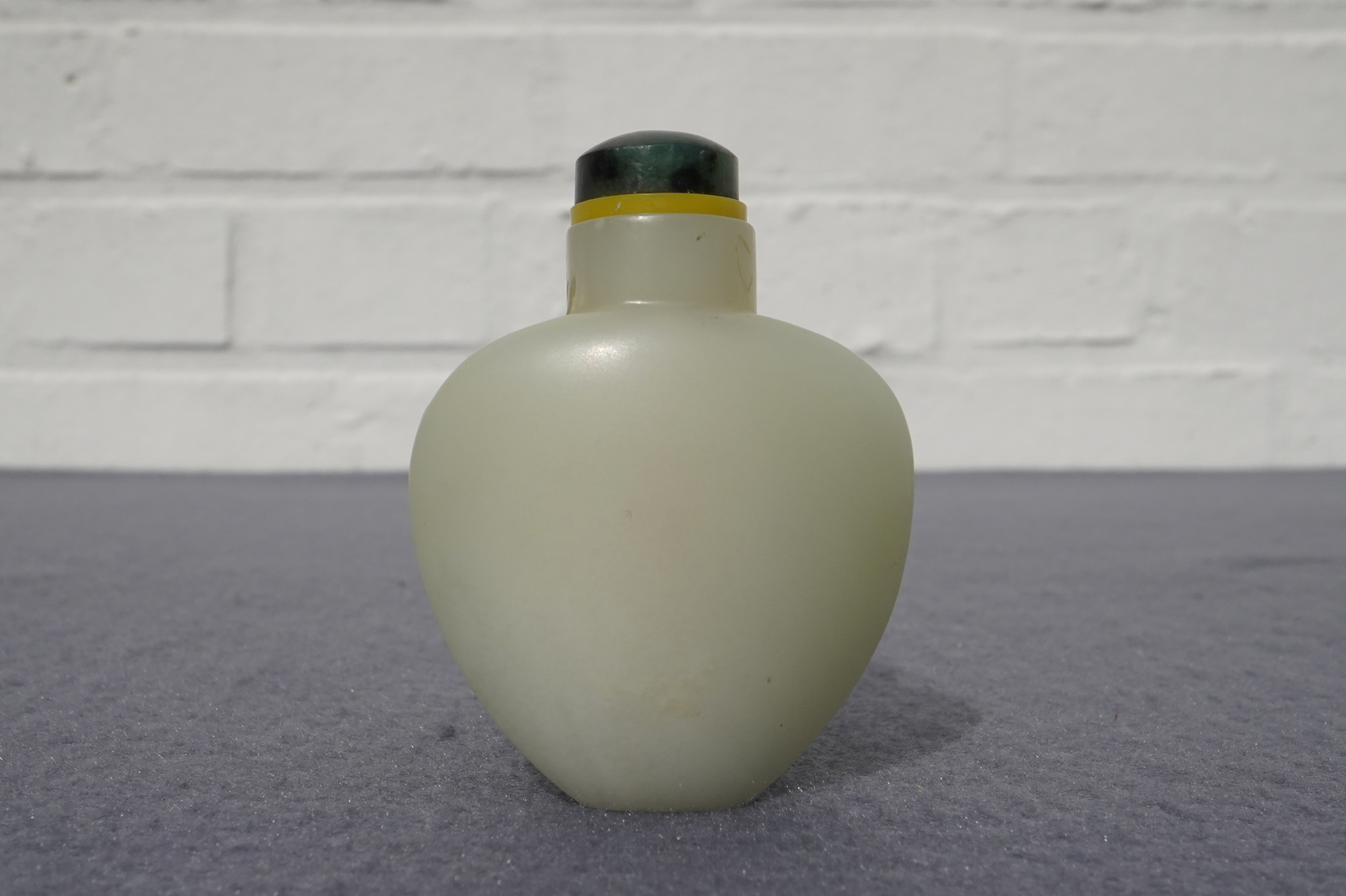 A Chinese pale celadon jade snuff bottle, 19th C. - Image 6 of 12