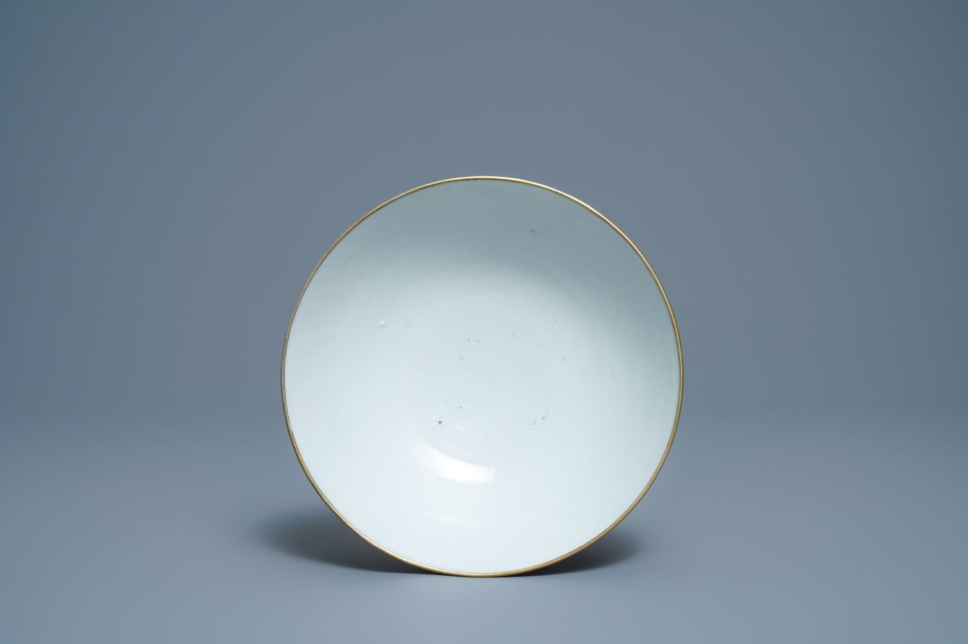 A Chinese blue and white Vietnamese market 'Bleu de Hue' bowl, 19th C. - Image 5 of 7