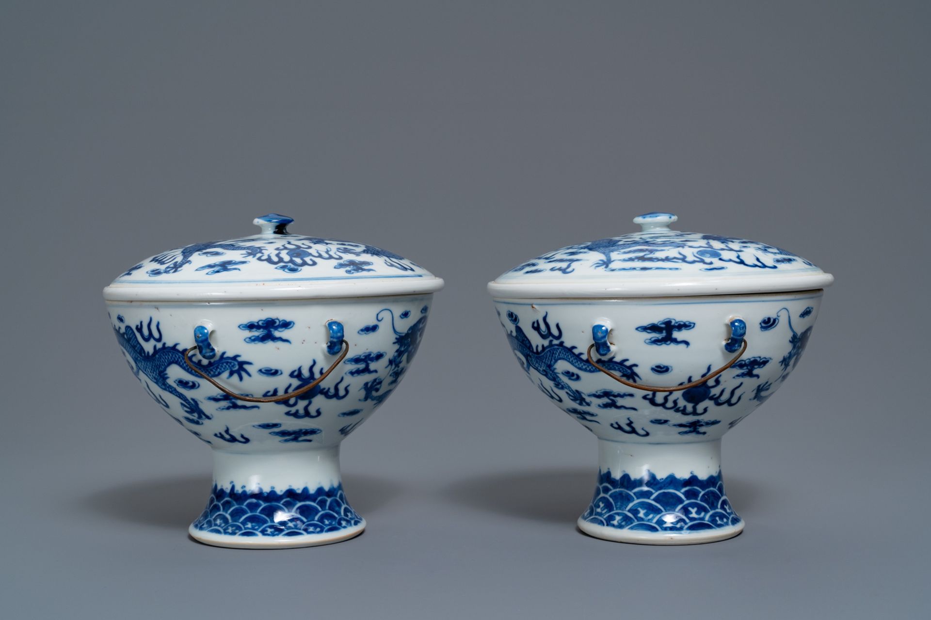 A pair of Chinese blue and white 'dragon' bowls and covers, 19th C. - Bild 2 aus 8