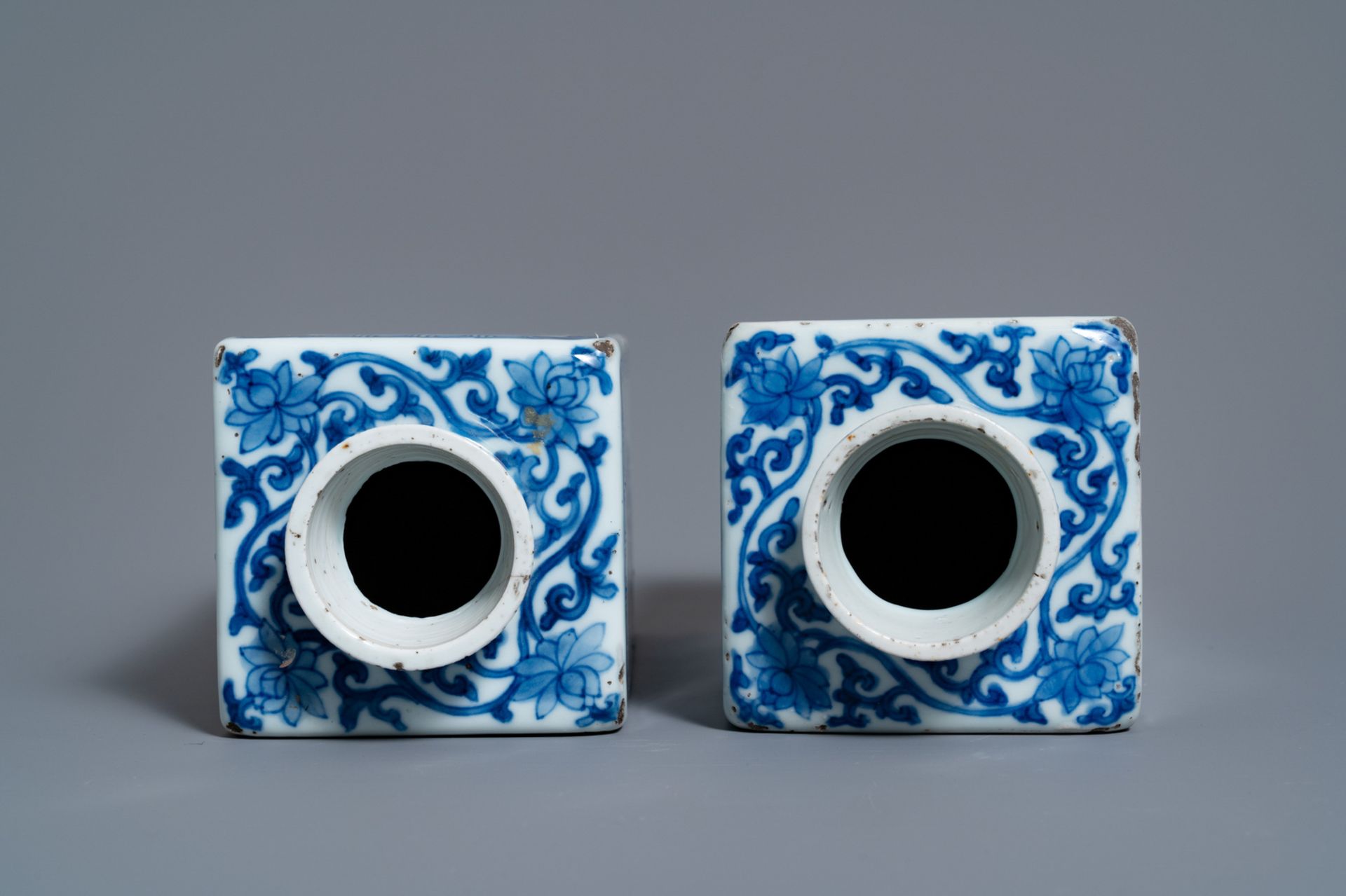 A pair of Chinese blue and white tea caddies with floral design, Kangxi - Image 6 of 7