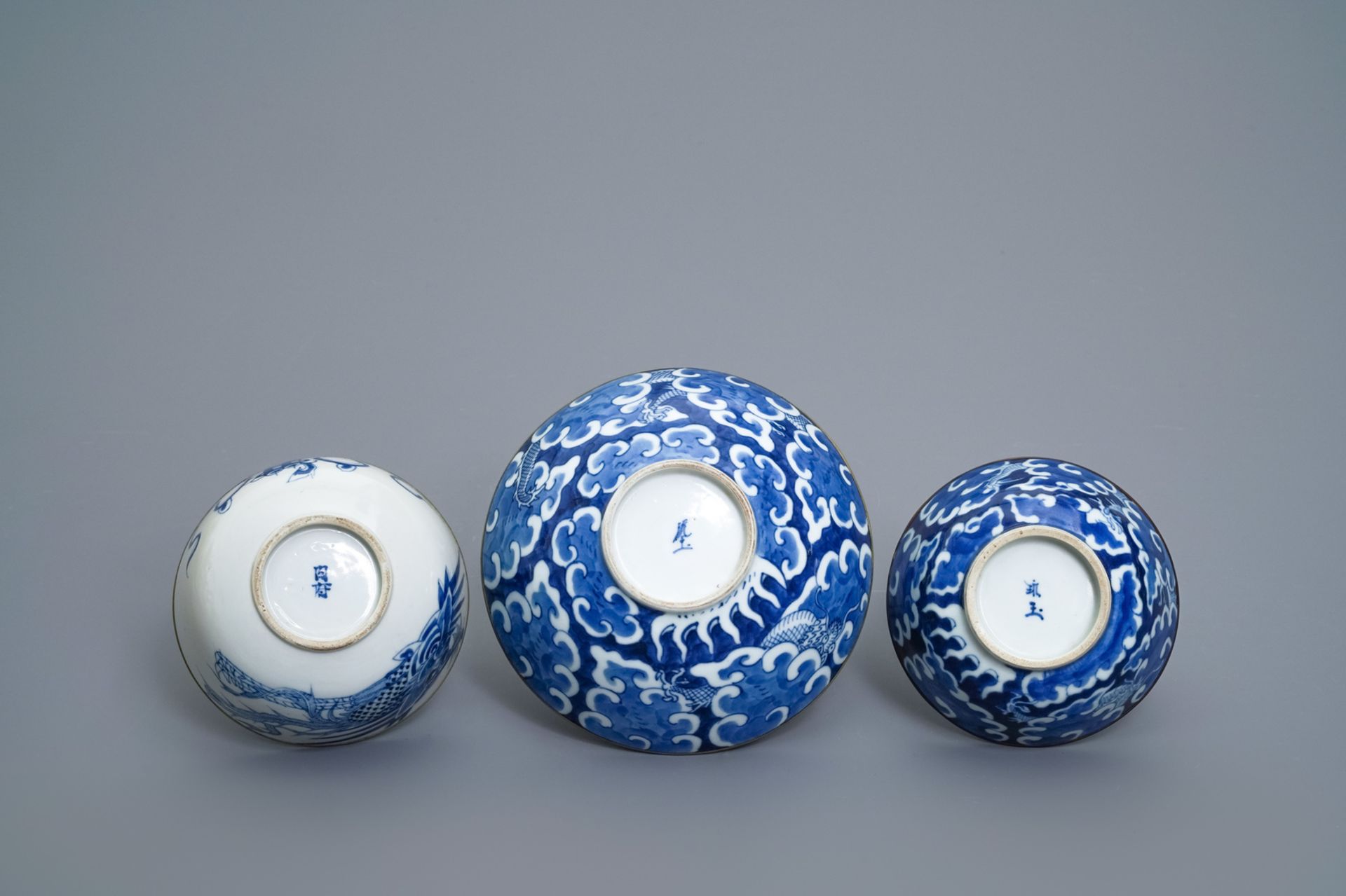 Five Chinese blue and white Vietnamese market 'Bleu de Hue' bowls, 19th C. - Image 8 of 14