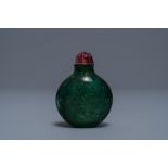 A rare Chinese biotite-sandwiched green glass snuff bottle, Imperial Glassworks, Beijing, 1720-1840