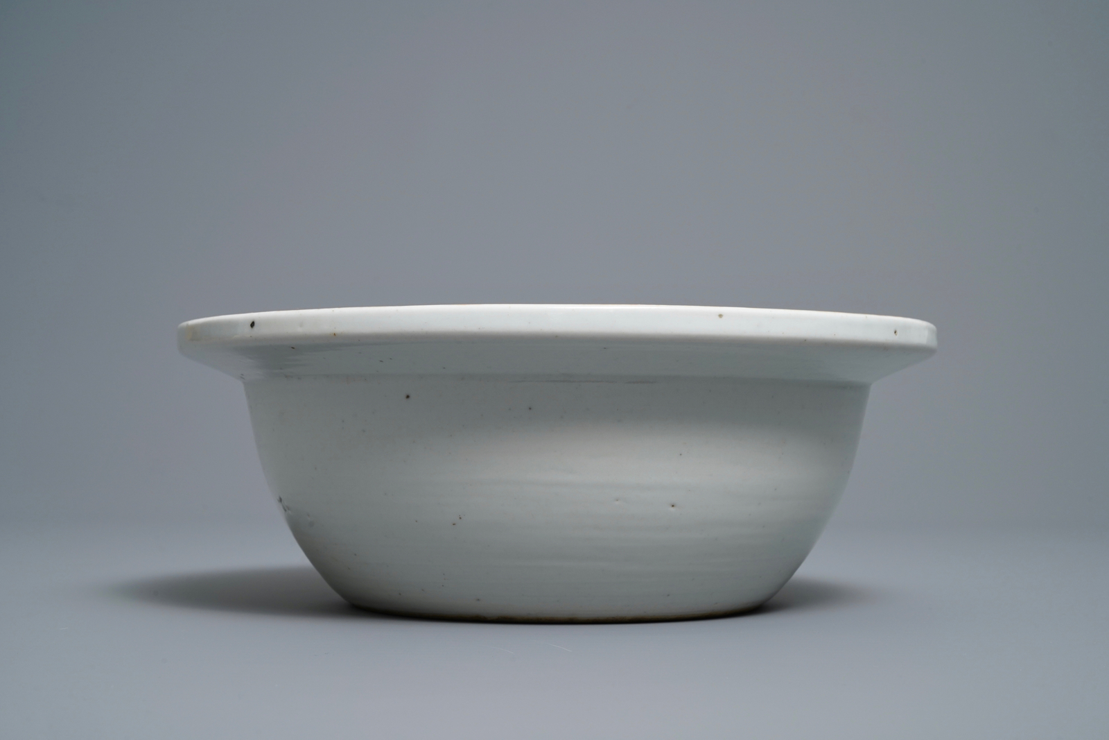 Two Chinese qianjiang cai bowls and a teapot and cover, 19/20th C. - Image 10 of 12