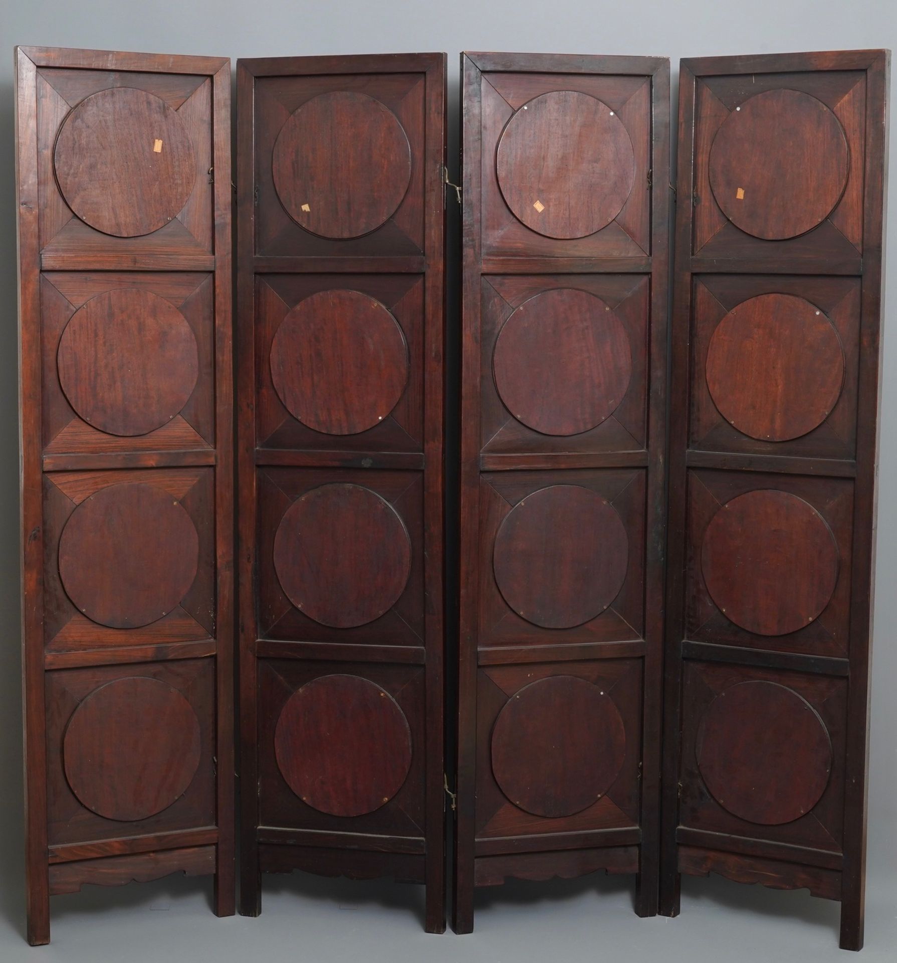 A Chinese wooden room divider with blue and white 'dragon' plaques, 19th C. - Image 7 of 7