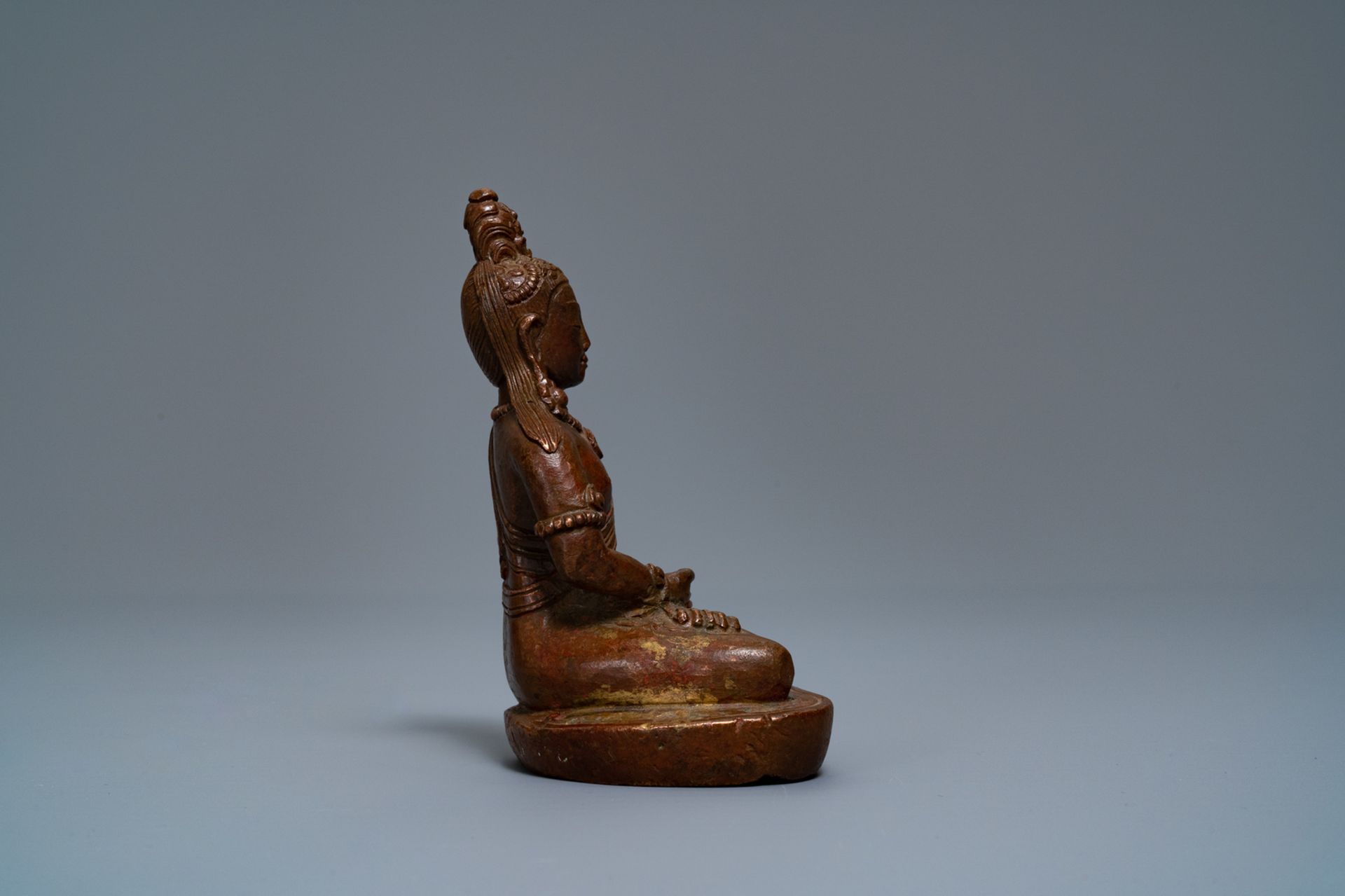 A Chinese bronze figure of Buddha Amithayus, 17/18th C. - Image 4 of 6