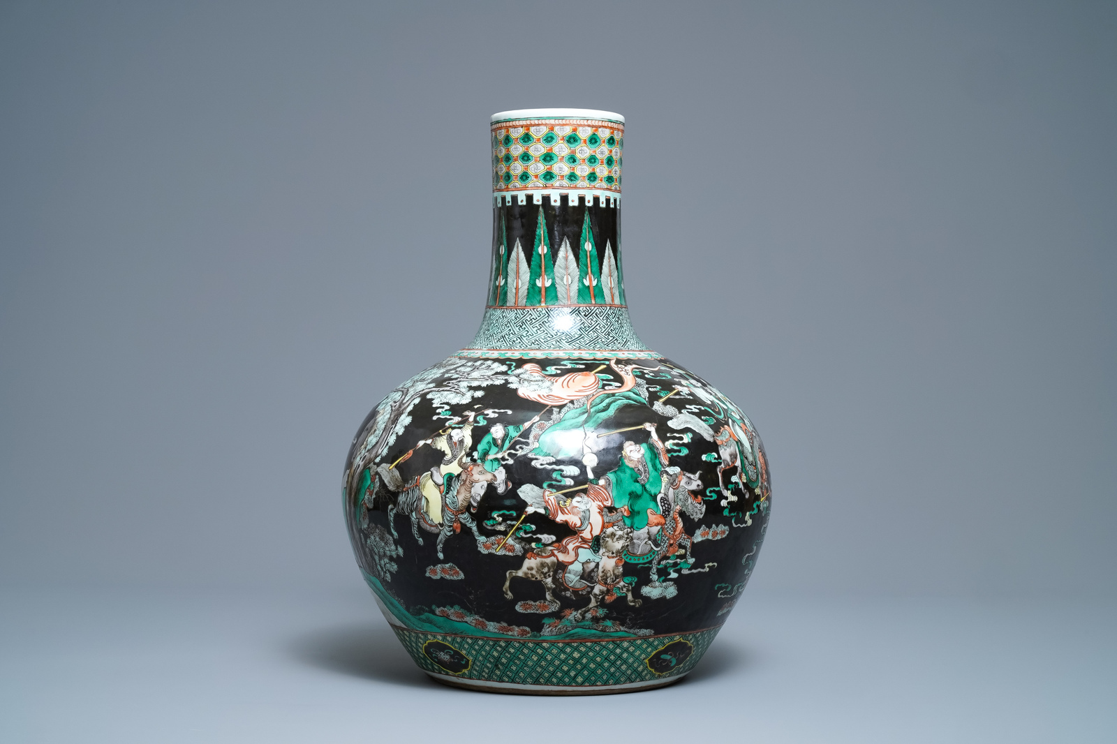 A Chinese famille verte black-ground 'war scene' vase, 19th C. - Image 3 of 7