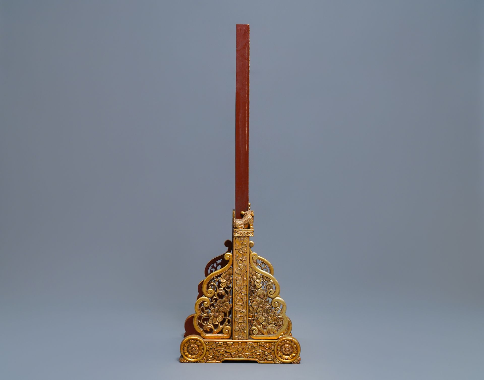 A Chinese gilt carved wood table screen for the Straits or Peranakan market, 19th C. - Image 3 of 9