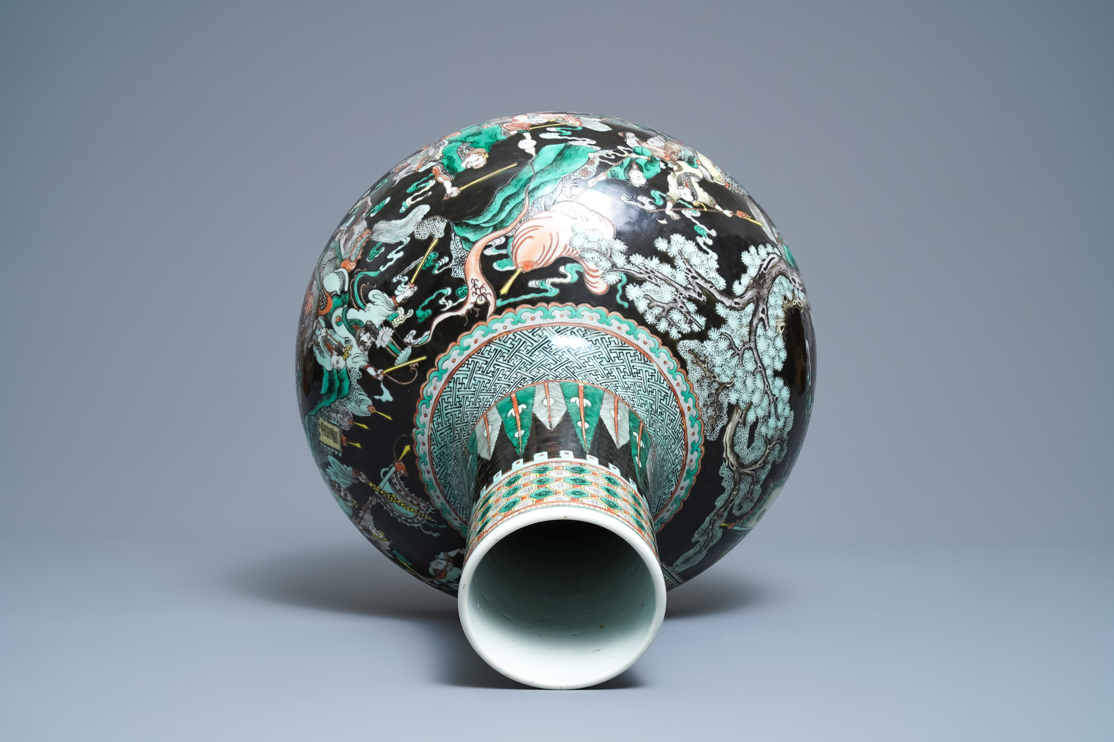 A Chinese famille verte black-ground 'war scene' vase, 19th C. - Image 6 of 7
