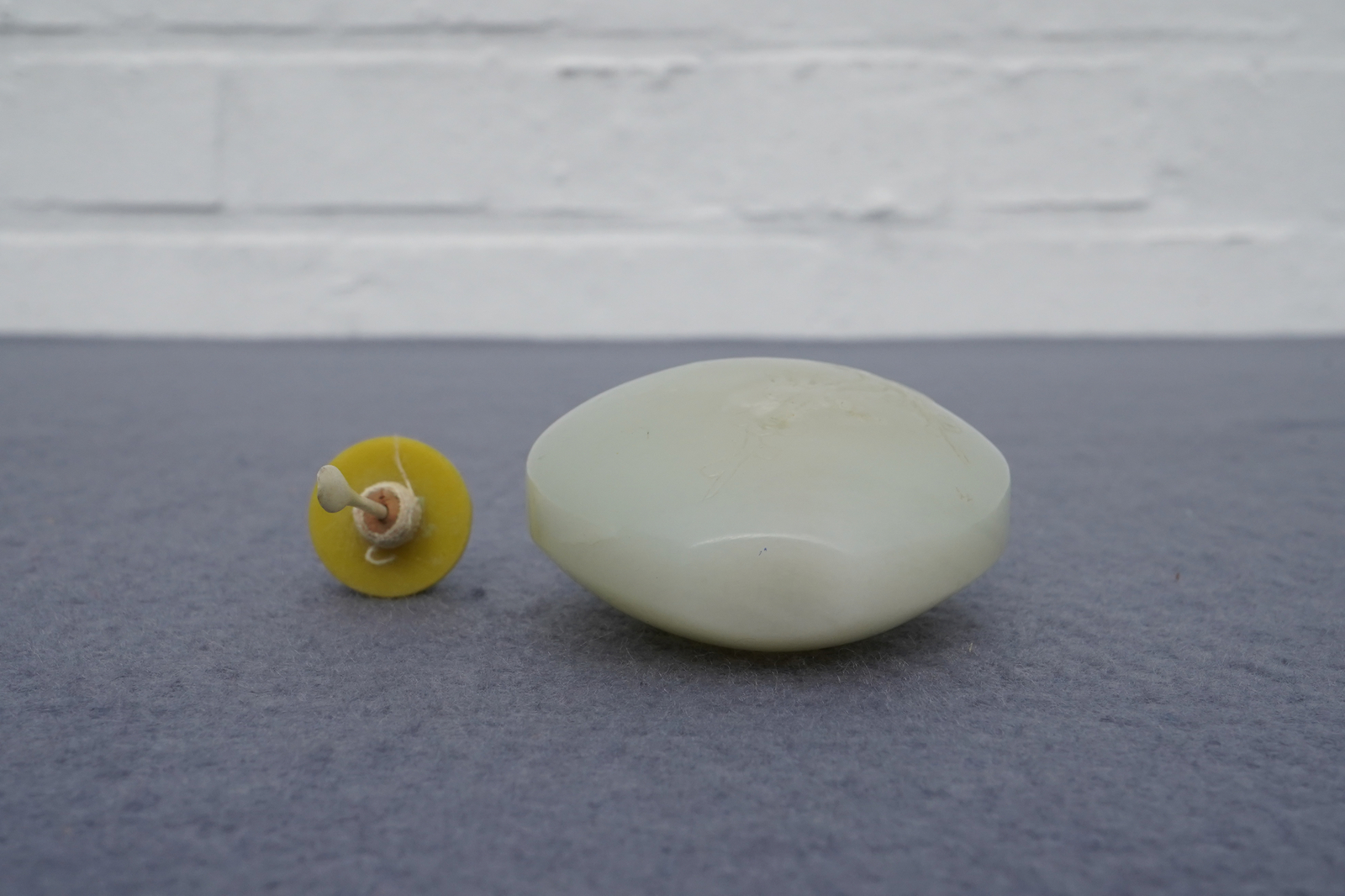 A Chinese pale celadon jade snuff bottle, 19th C. - Image 8 of 12