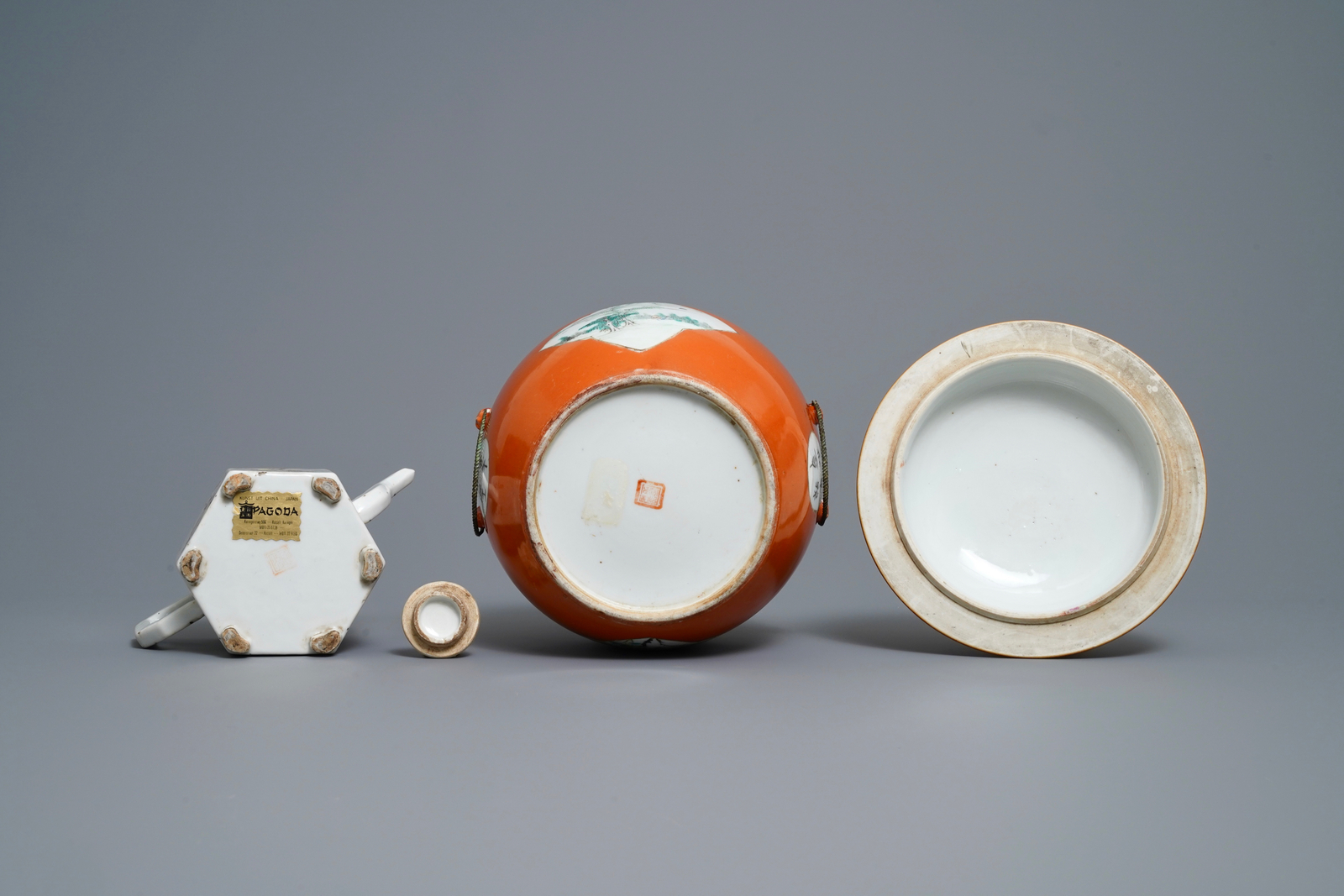 Two Chinese qianjiang cai bowls and a teapot and cover, 19/20th C. - Image 7 of 12