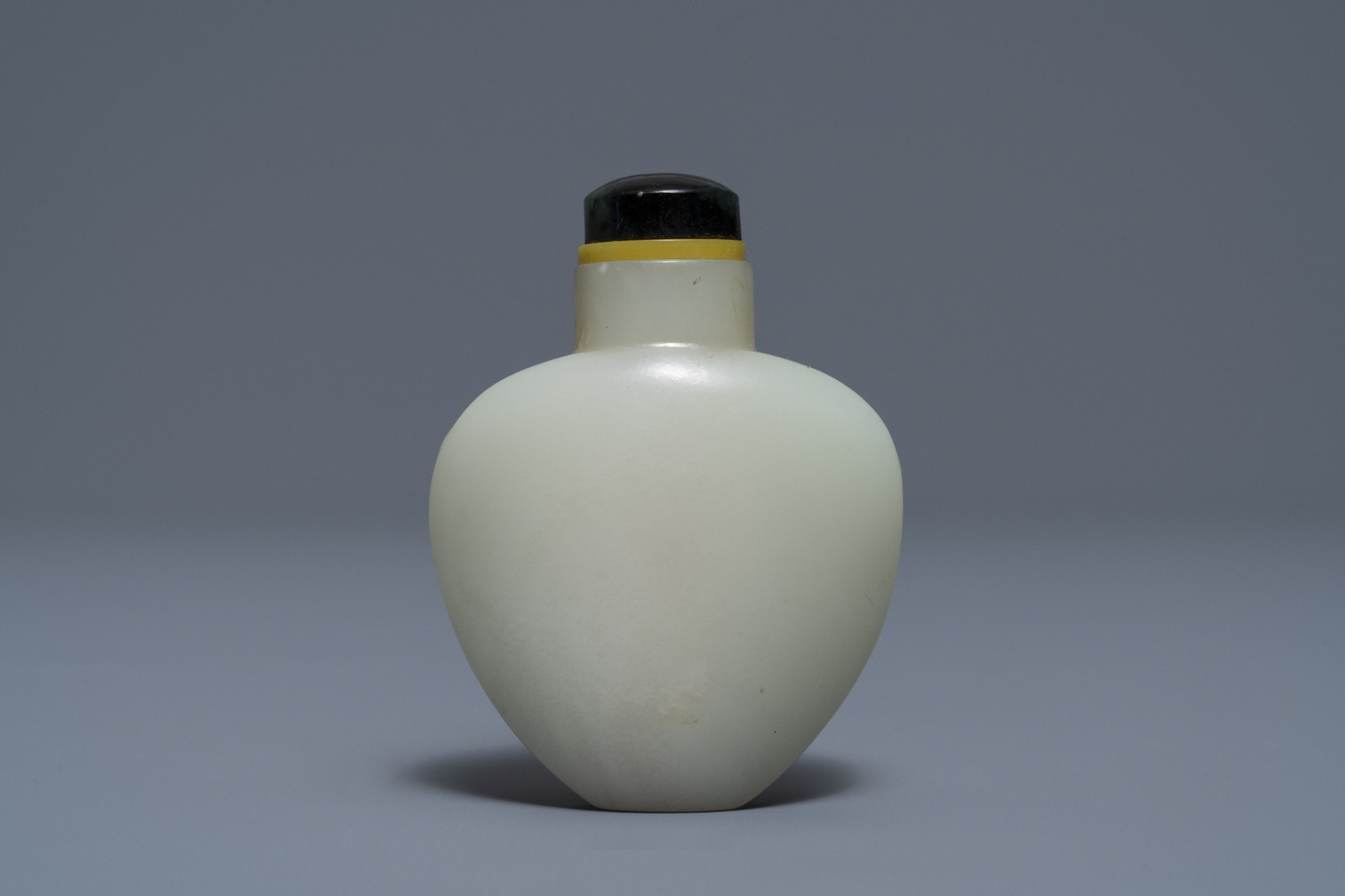 A Chinese pale celadon jade snuff bottle, 19th C. - Image 2 of 12