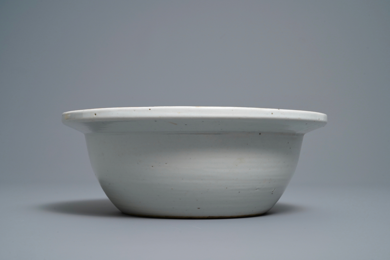 Two Chinese qianjiang cai bowls and a teapot and cover, 19/20th C. - Image 9 of 12