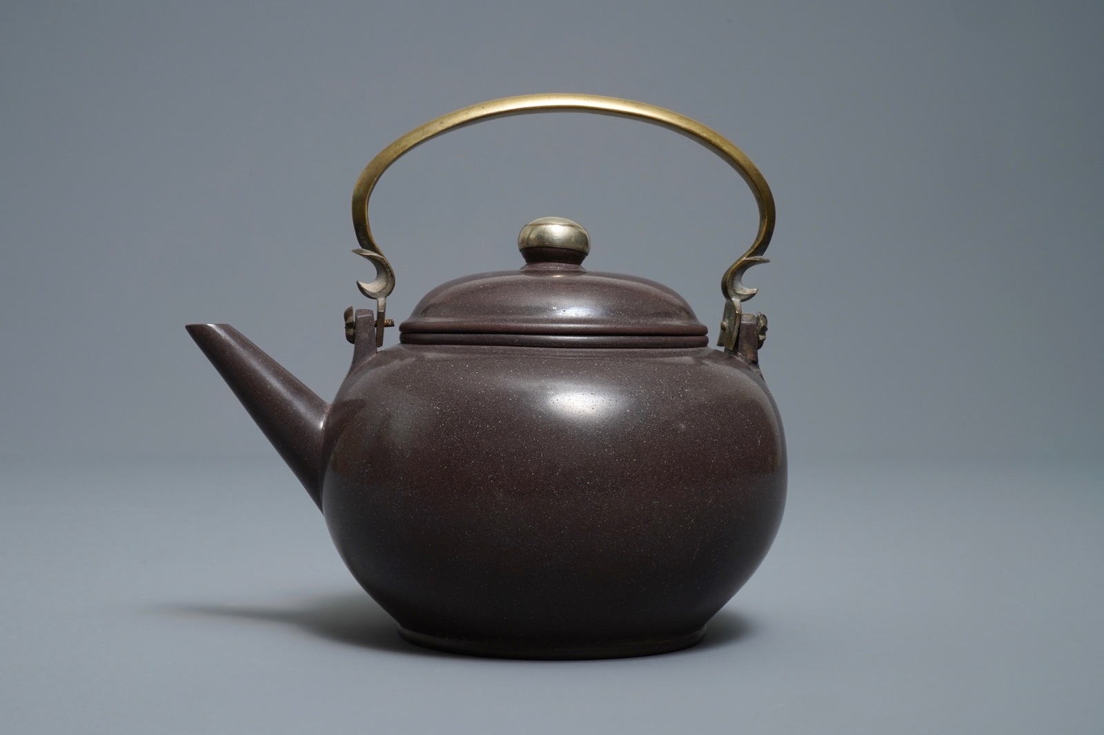 A Chinese Bencharong Thai market polished Yixing stoneware teapot, 19th C. - Image 4 of 7