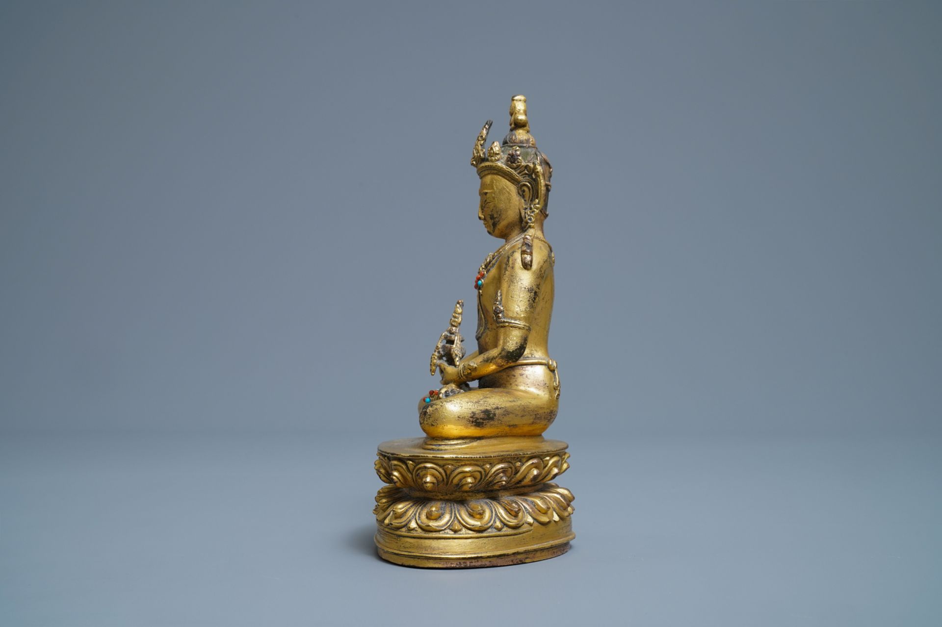 A Chinese coral- and turquoise-inlaid gilt bronze figure of Buddha Amitayus, 18/19th C. - Image 5 of 7