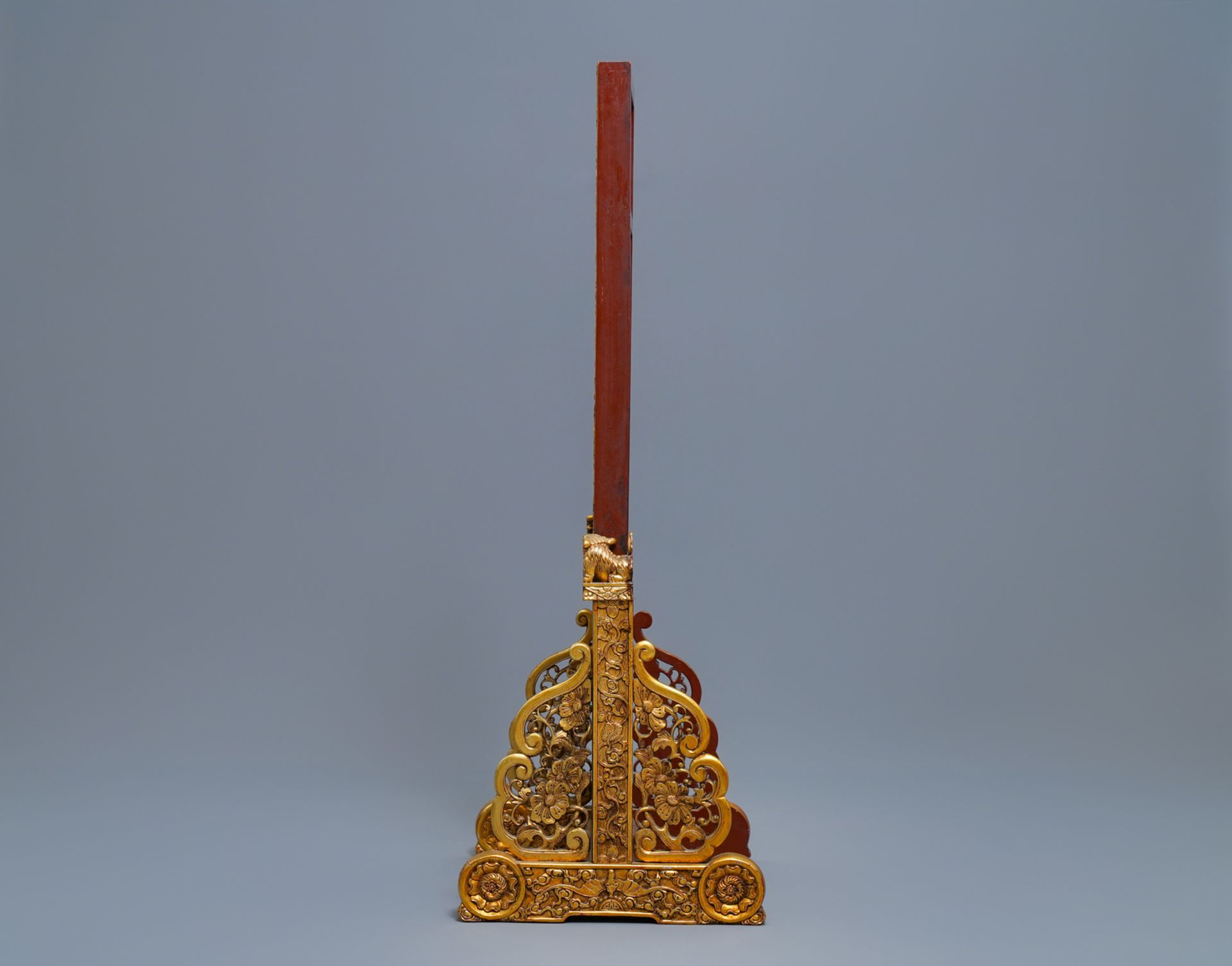 A Chinese gilt carved wood table screen for the Straits or Peranakan market, 19th C. - Image 5 of 9