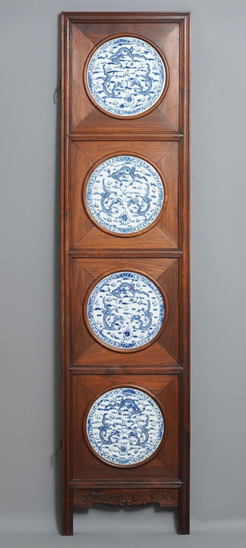 A Chinese wooden room divider with blue and white 'dragon' plaques, 19th C. - Image 6 of 7