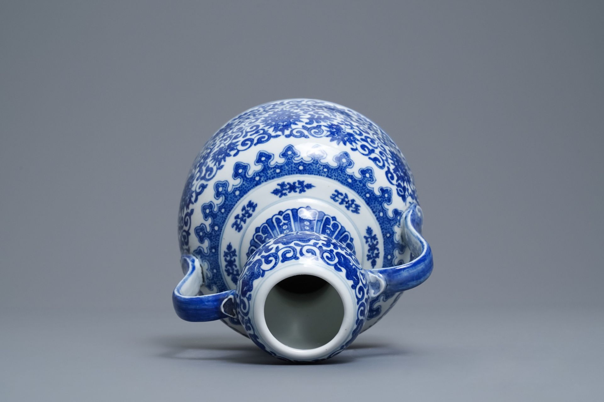 A Chinese blue and white two- Handled 'lotus scroll' jug, Qianlong mark, 19/20th C. - Image 5 of 6