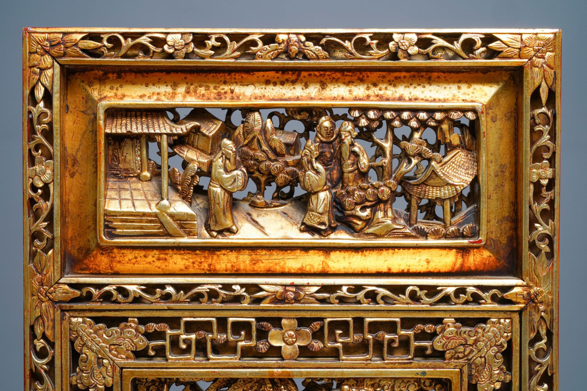 A Chinese gilt carved wood table screen for the Straits or Peranakan market, 19th C. - Image 6 of 9