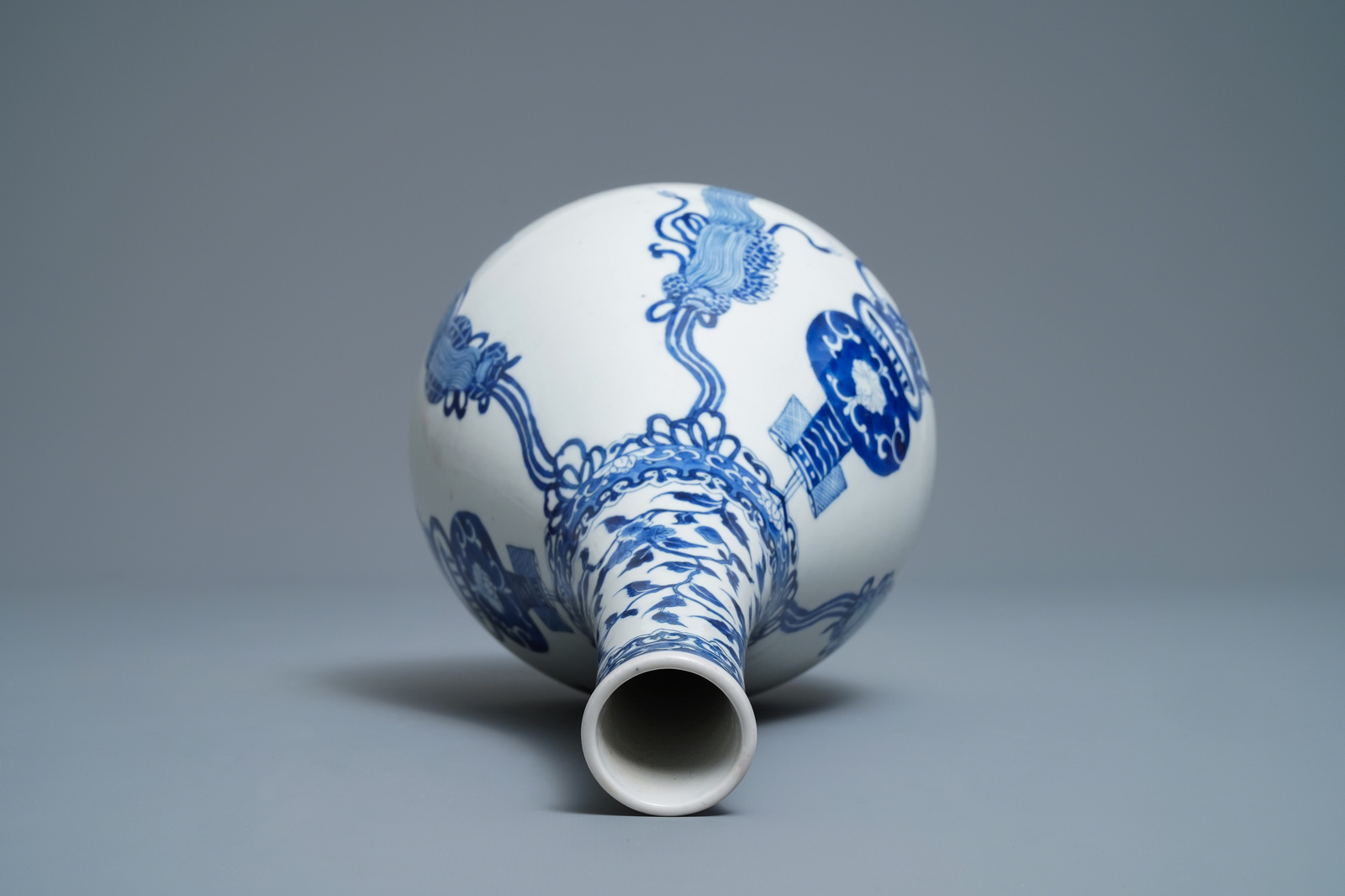 A Chinese blue and white bottle vase, Kangxi - Image 6 of 6