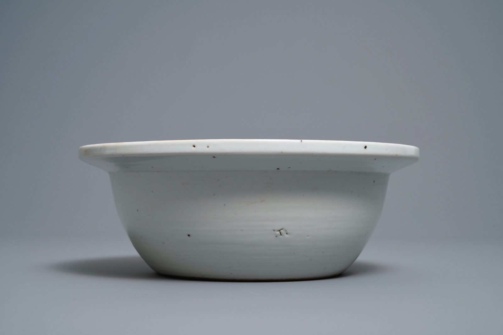 Two Chinese qianjiang cai bowls and a teapot and cover, 19/20th C. - Image 8 of 12