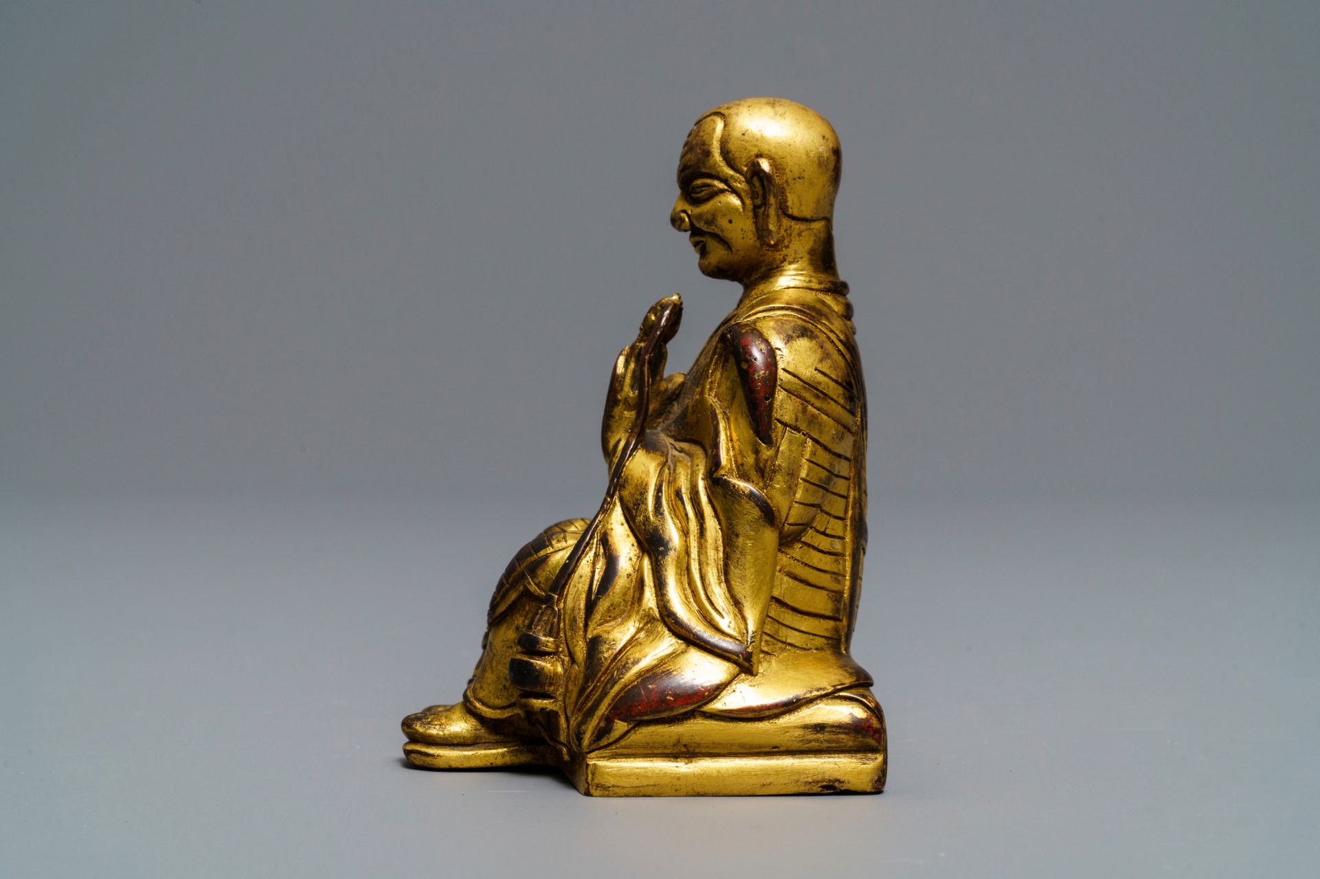A Sino-Tibetan gilt bronze figure of a Lama, 19th C. - Image 2 of 6