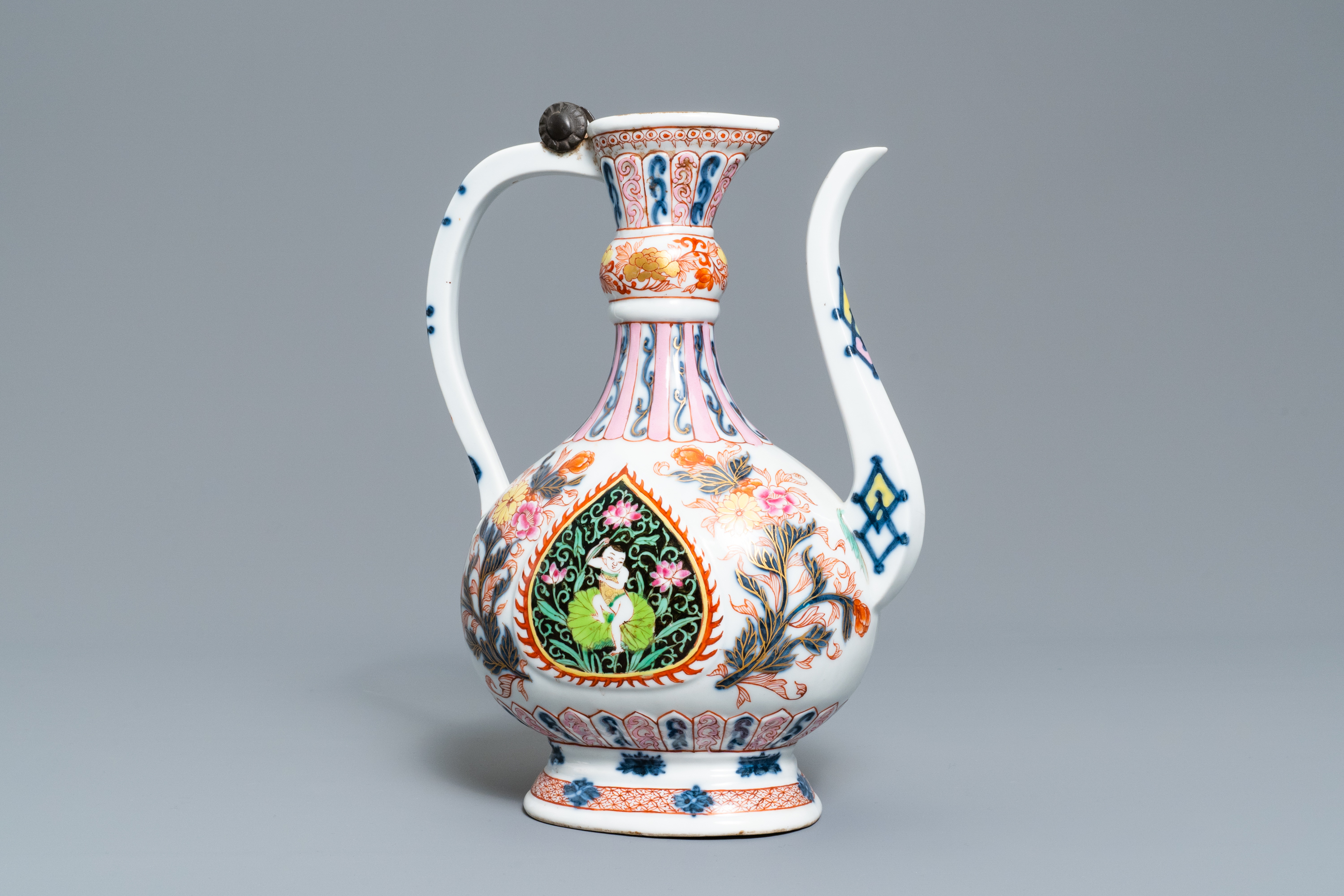 A rose-Imari 'aftaba' ewer for the Islamic market, Samson, Parijs, 19th C.