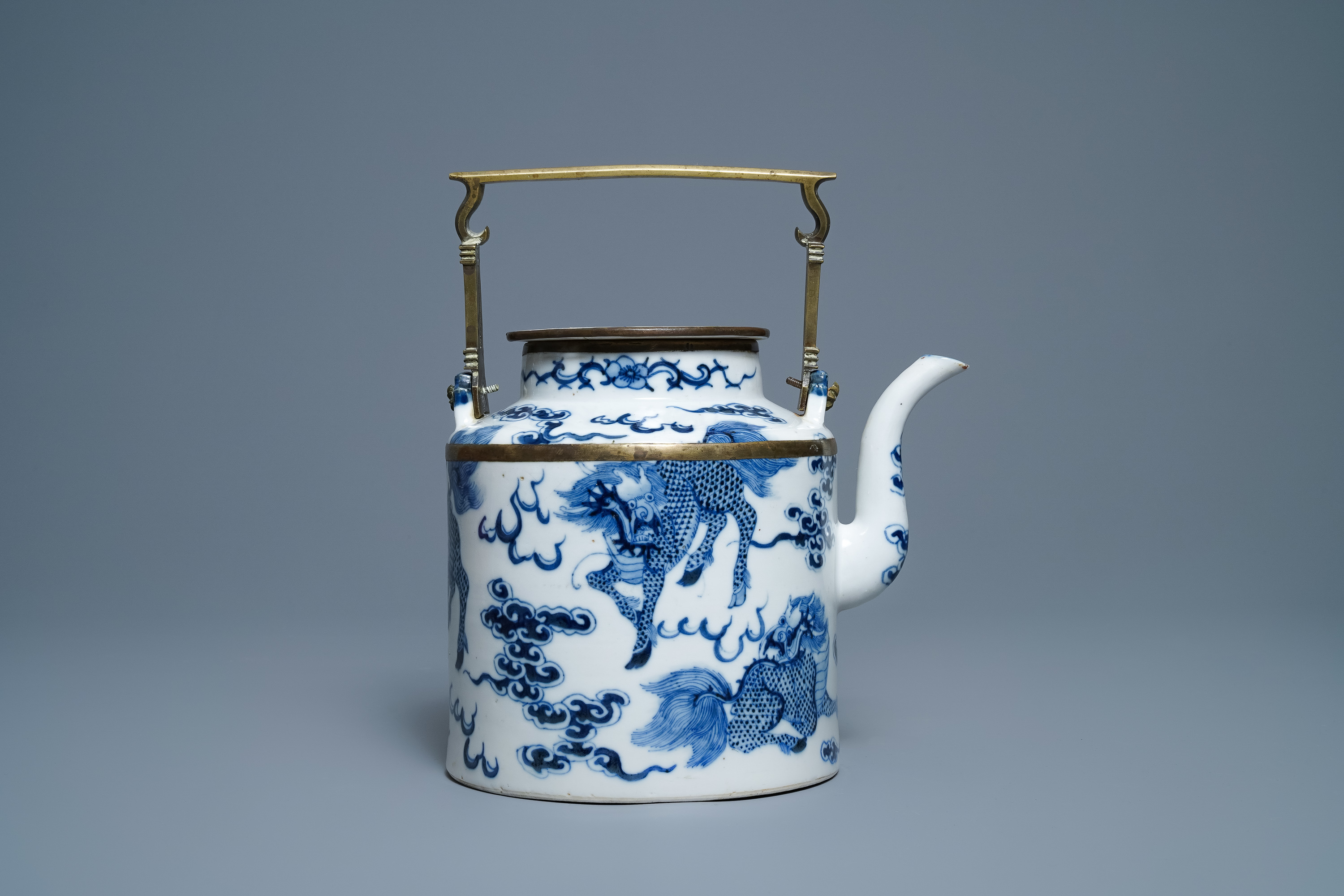 A large Chinese blue and white Vietnamese market 'Bleu de Hue' teapot with qilins, 19th C. - Image 2 of 15