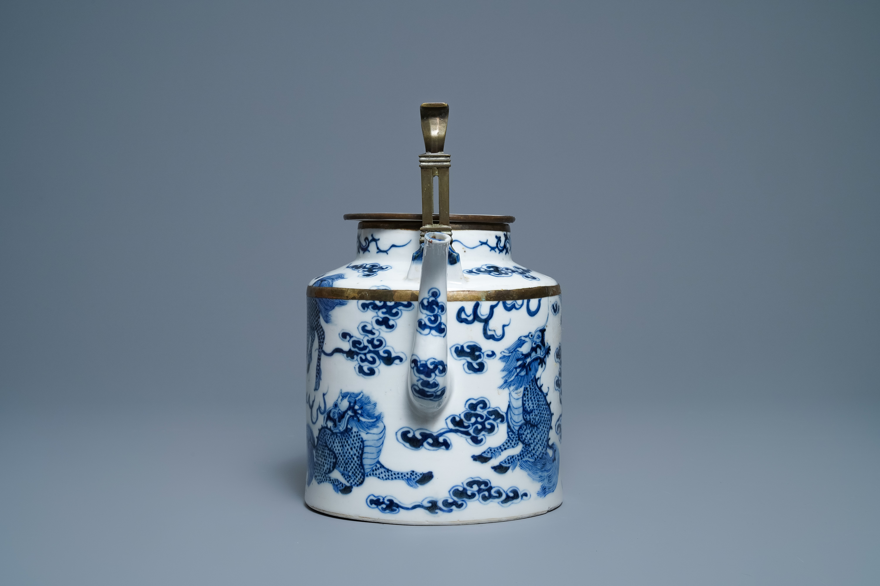 A large Chinese blue and white Vietnamese market 'Bleu de Hue' teapot with qilins, 19th C. - Image 3 of 15