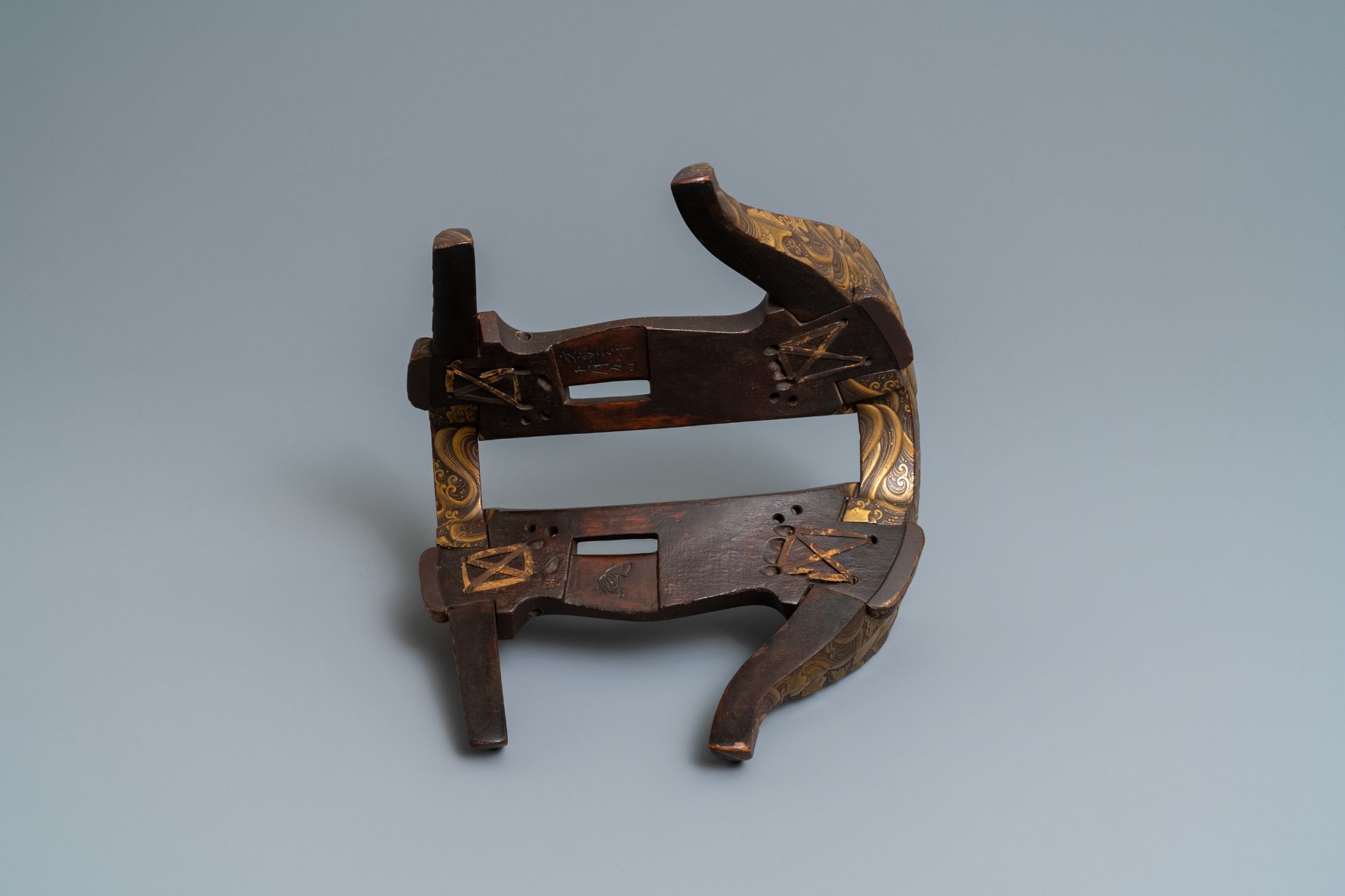 A Japanese gilt-lacquered 'kura' saddle with matching 'abumi' stirrups, Muromachi, 16th C. - Image 15 of 17