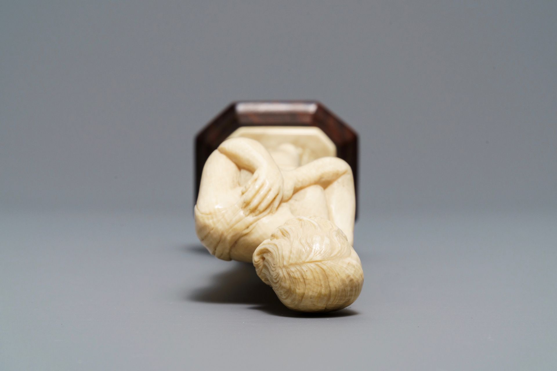 A carved ivory Art Deco figure of a naked lady, 1st half 20th C. - Image 6 of 7