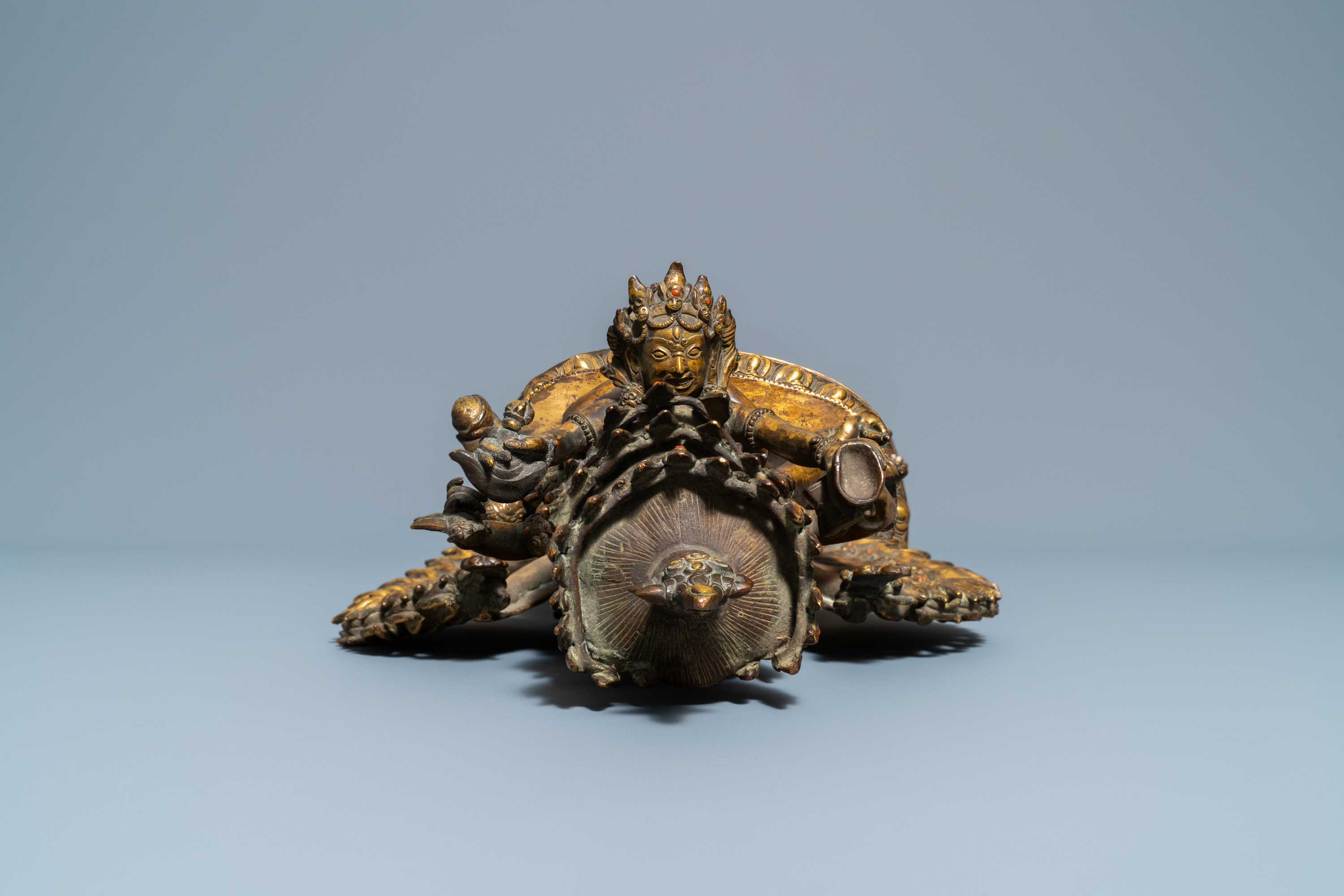 A large Sino-Tibetan coral-inlaid gilt bronze figure of Kapaladhara Hevajra, 18/19th C. - Image 7 of 15