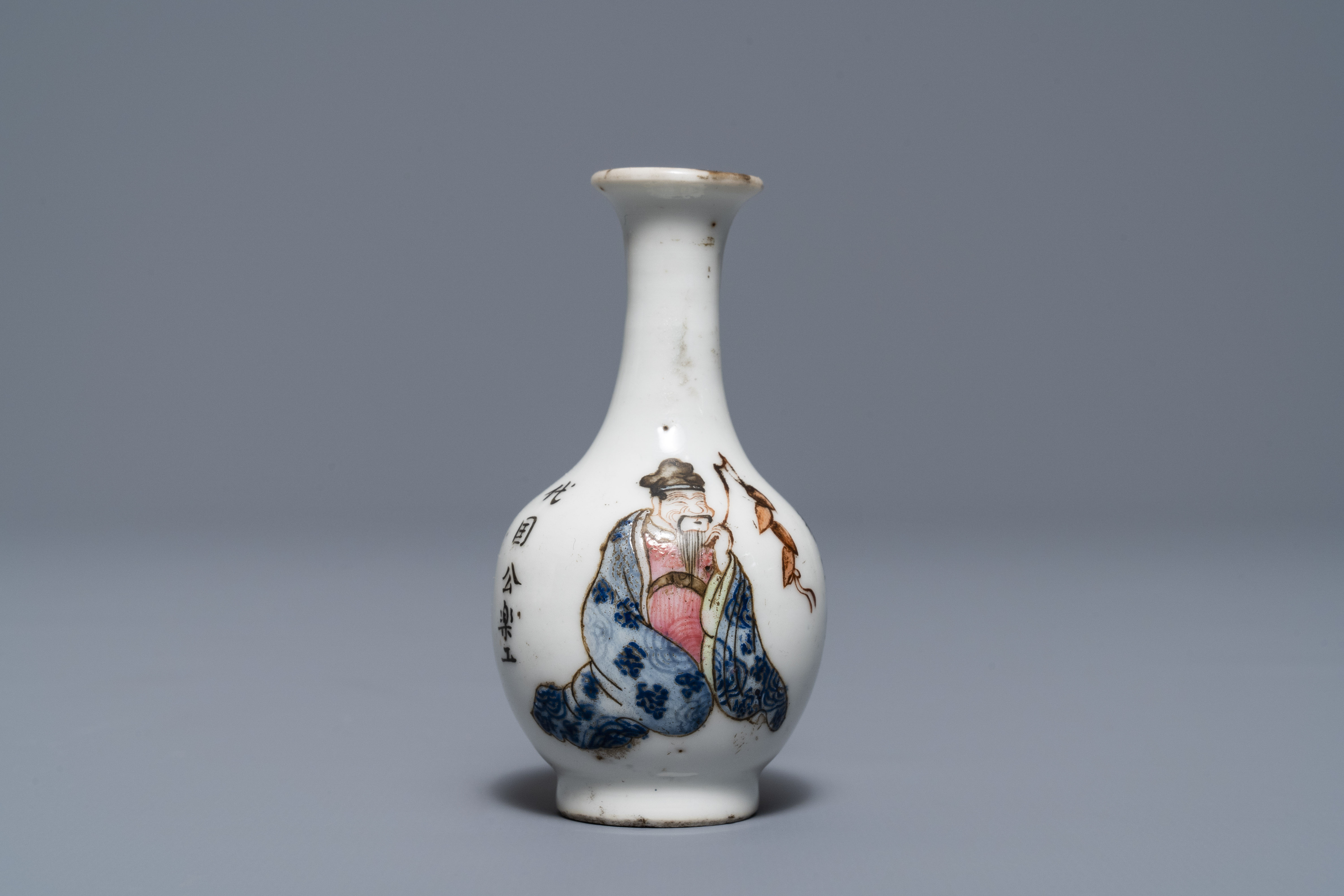 A Chinese famille rose miniature 'Wu Shuang Pu' vase, 19th C. - Image 3 of 6