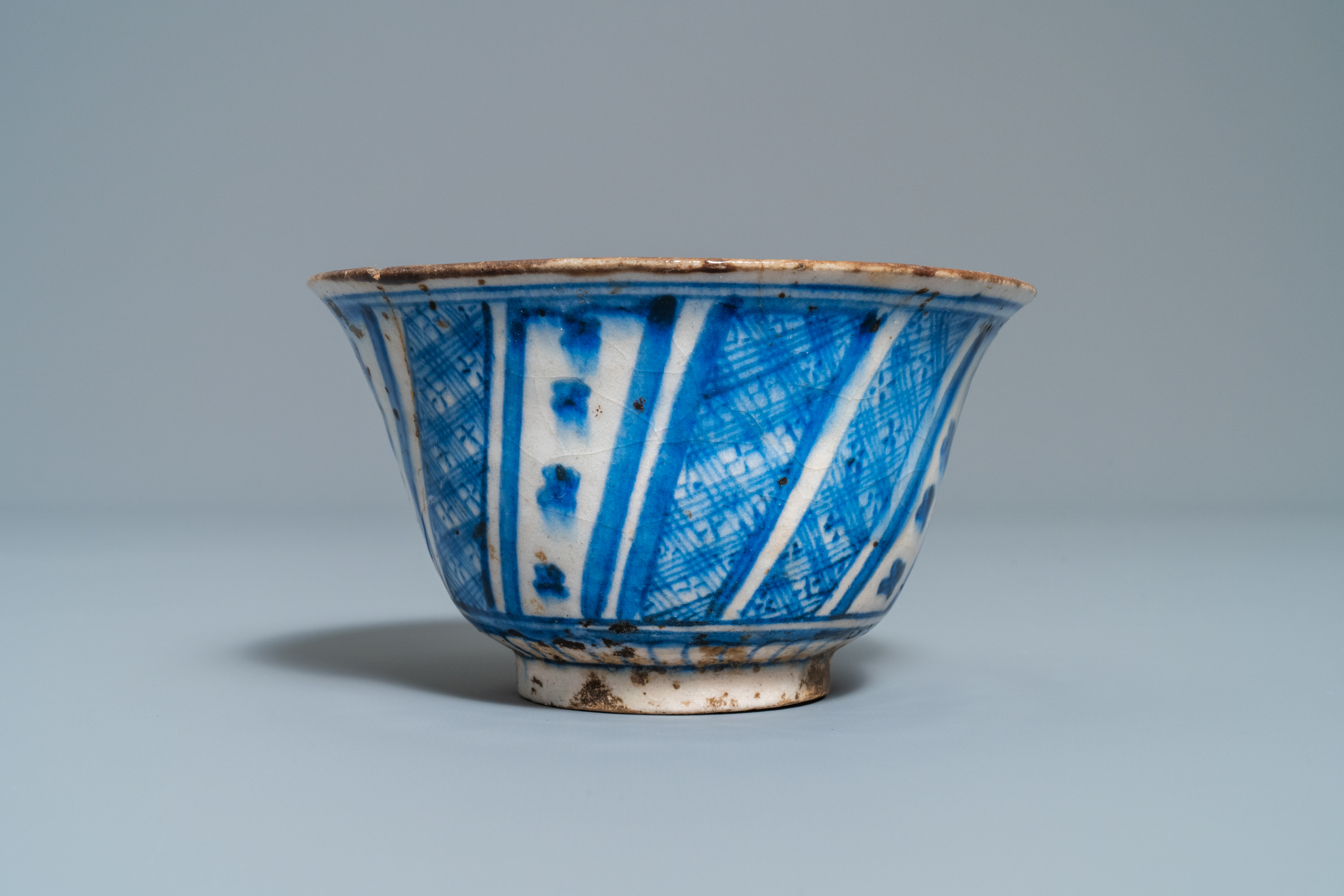 A Persian blue and white vase, a bowl and a dish, Syria and/or Iran, 18/19th C. - Image 9 of 15