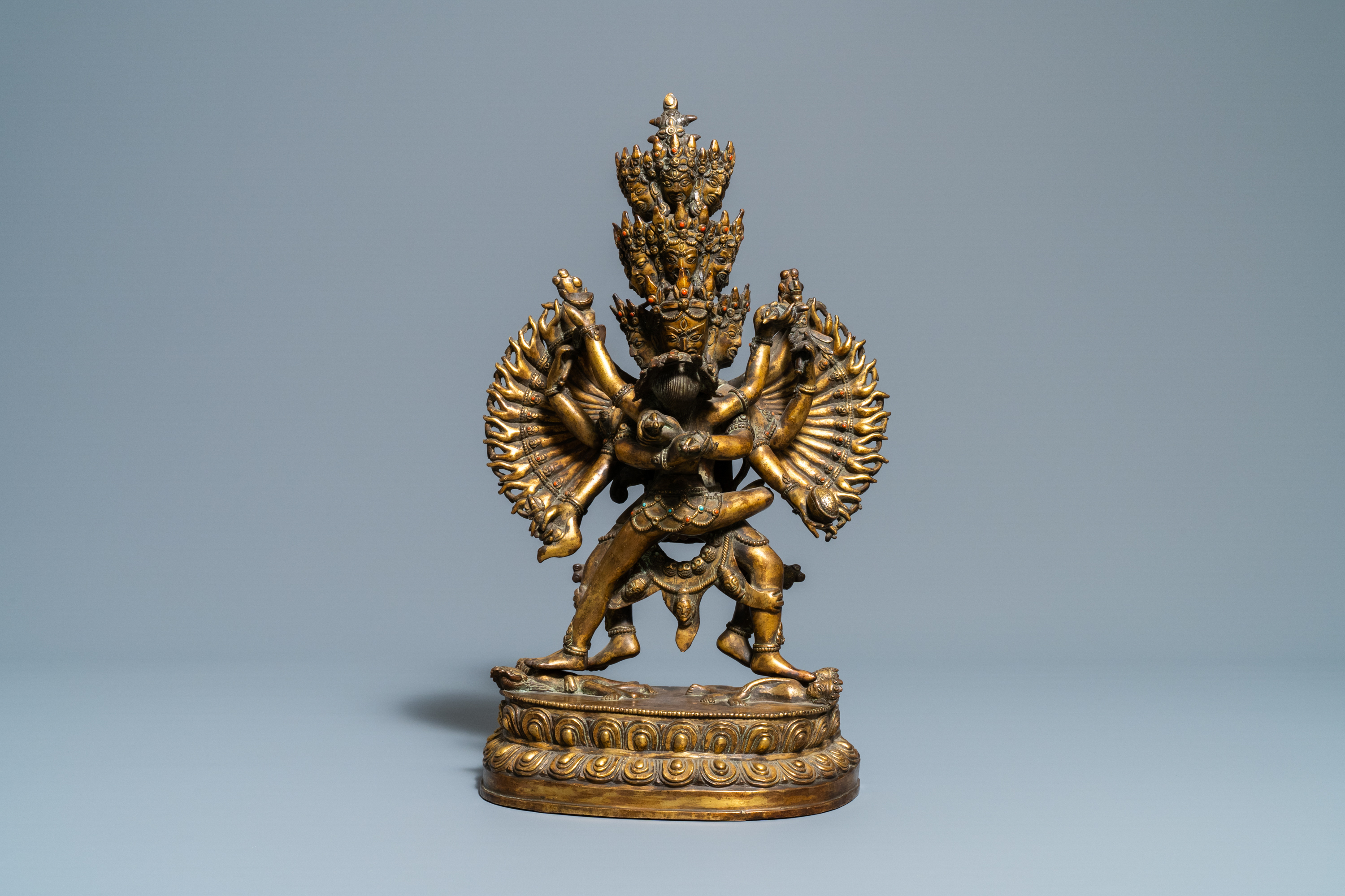 A large Sino-Tibetan coral-inlaid gilt bronze figure of Kapaladhara Hevajra, 18/19th C. - Image 2 of 15