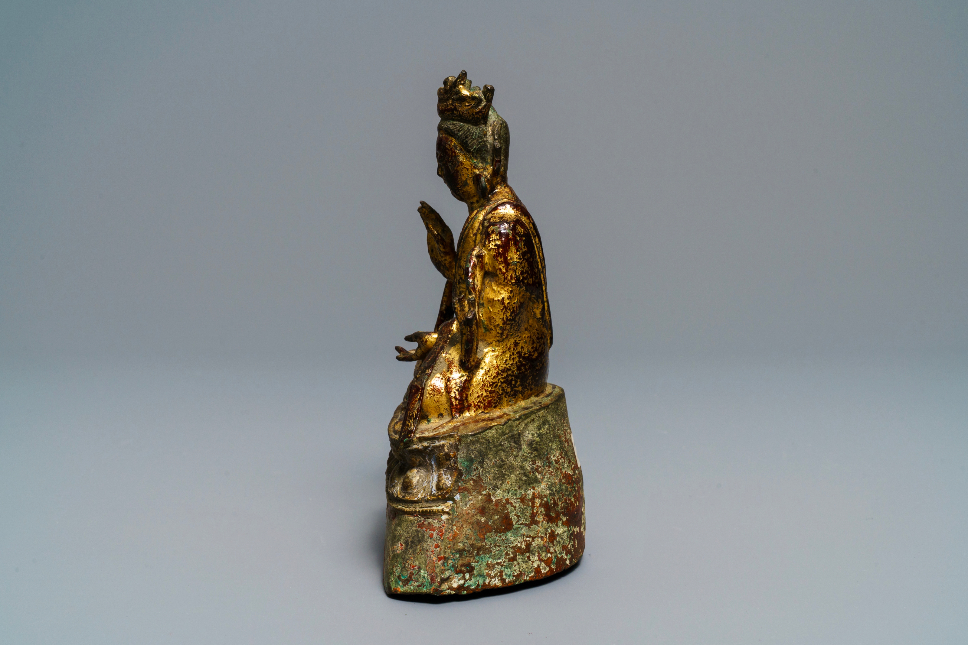 A Burmese lacquered and gilt bronze figure of Buddha, 17/18th C. - Image 3 of 7