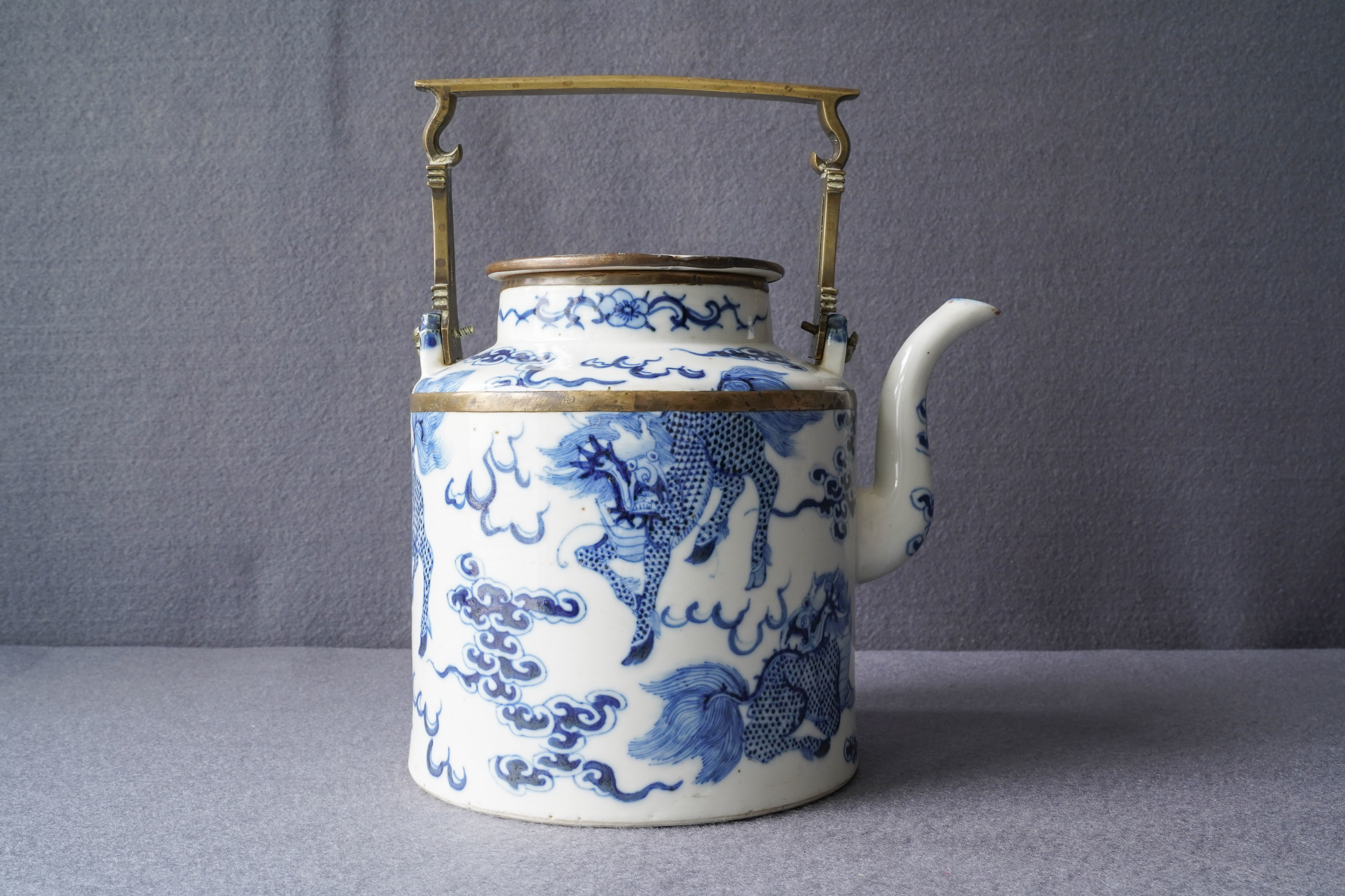 A large Chinese blue and white Vietnamese market 'Bleu de Hue' teapot with qilins, 19th C. - Image 12 of 15