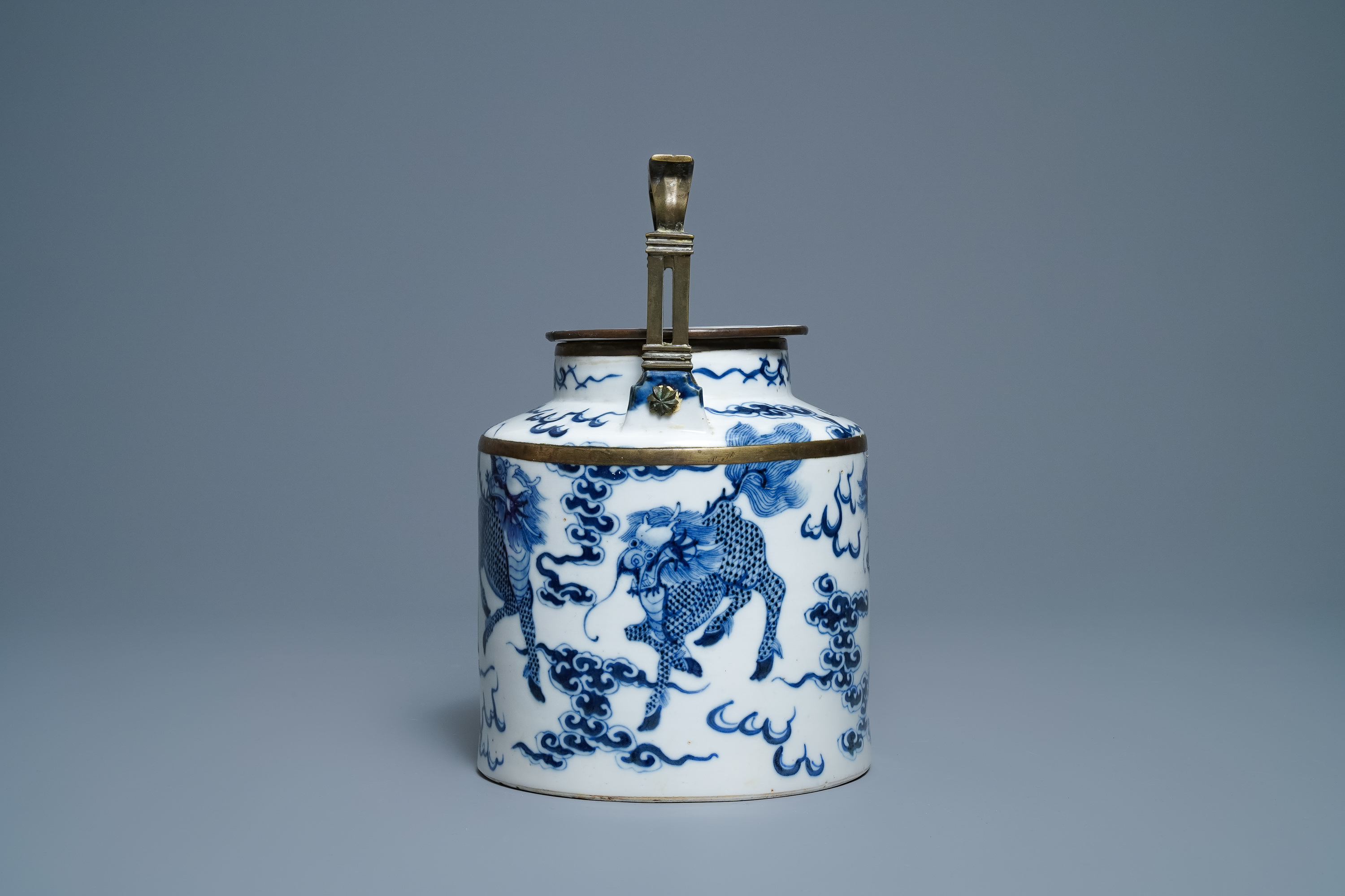 A large Chinese blue and white Vietnamese market 'Bleu de Hue' teapot with qilins, 19th C. - Image 5 of 15