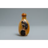 A Chinese carved agate snuff bottle with musicians, 19/20th C.