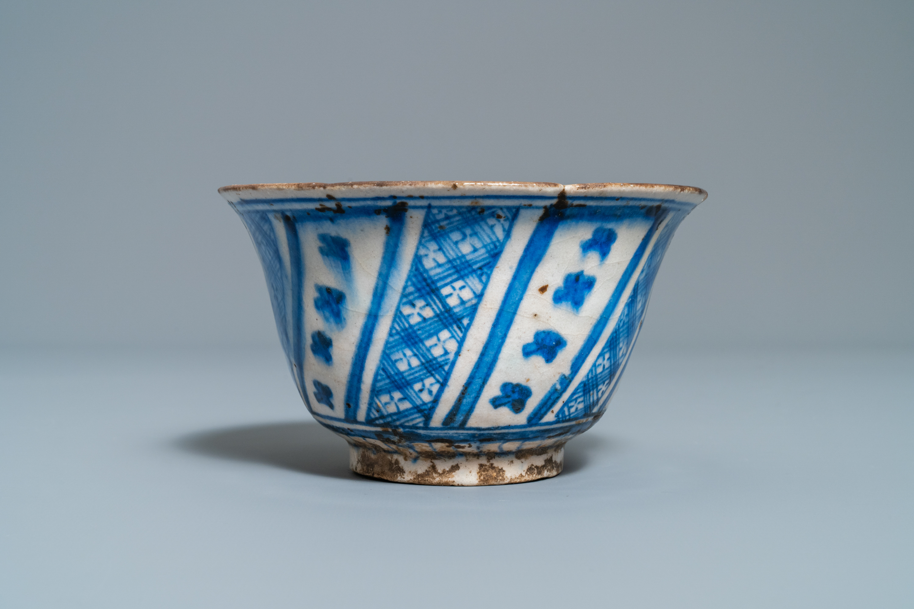 A Persian blue and white vase, a bowl and a dish, Syria and/or Iran, 18/19th C. - Image 10 of 15