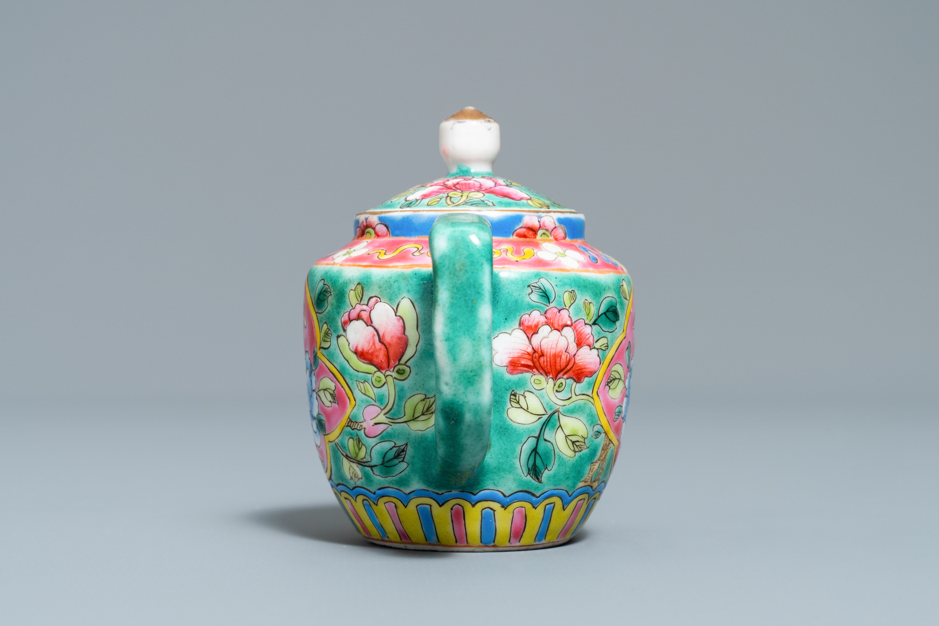 A Chinese turquoise-ground famille rose ewer for the Straits or Peranakan market, 19th C. - Image 3 of 7