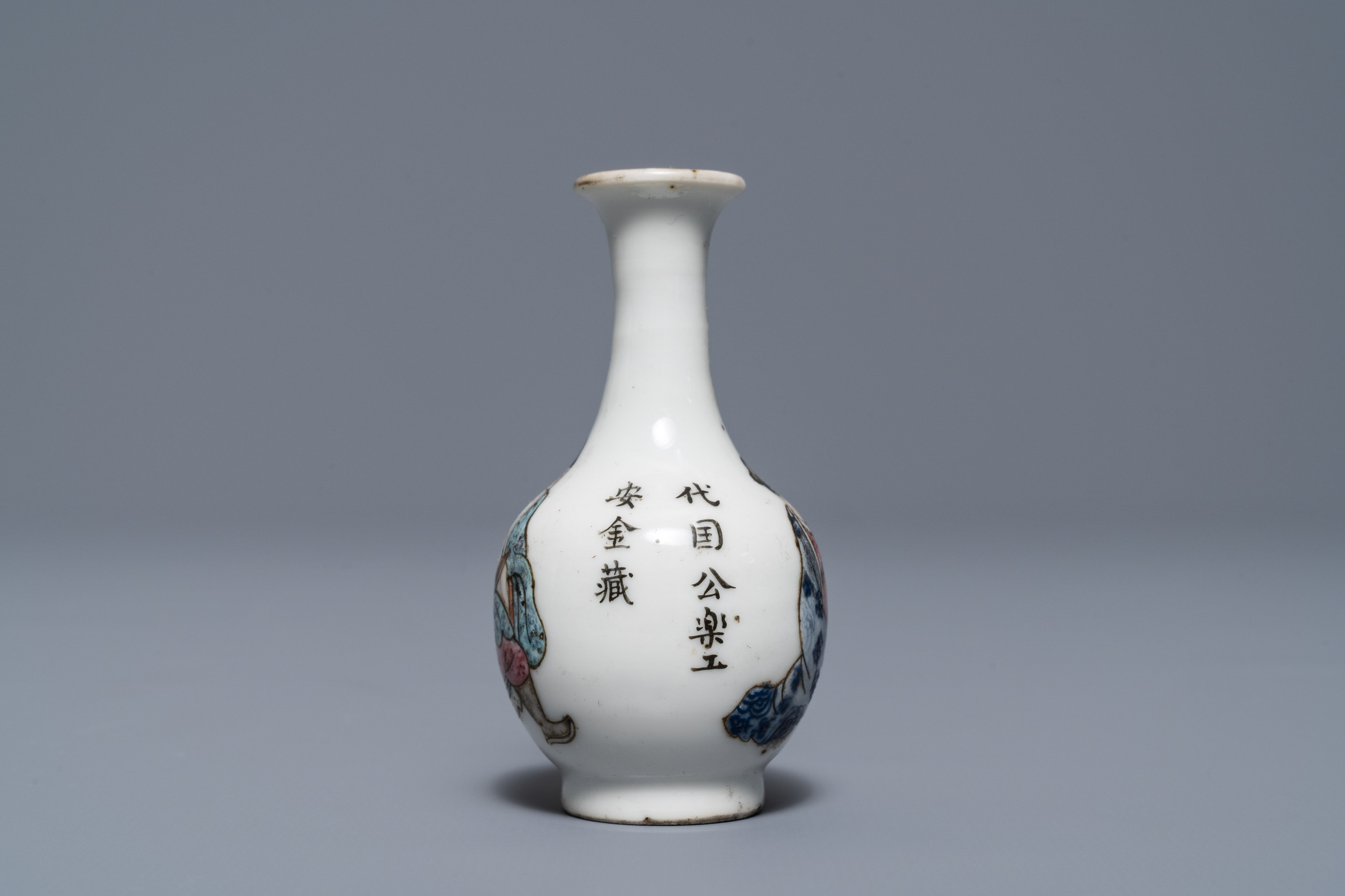 A Chinese famille rose miniature 'Wu Shuang Pu' vase, 19th C. - Image 4 of 6