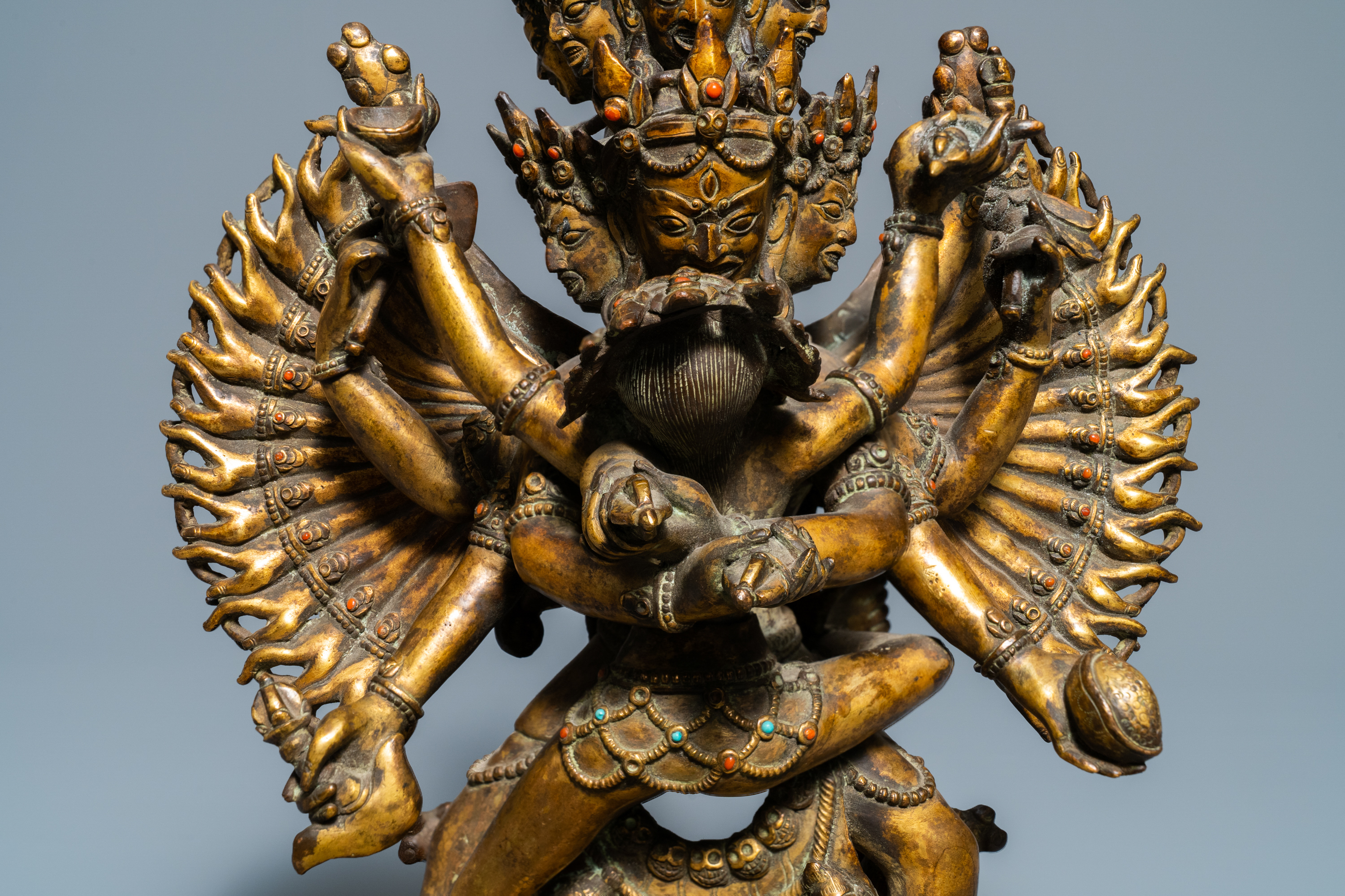A large Sino-Tibetan coral-inlaid gilt bronze figure of Kapaladhara Hevajra, 18/19th C. - Image 9 of 15