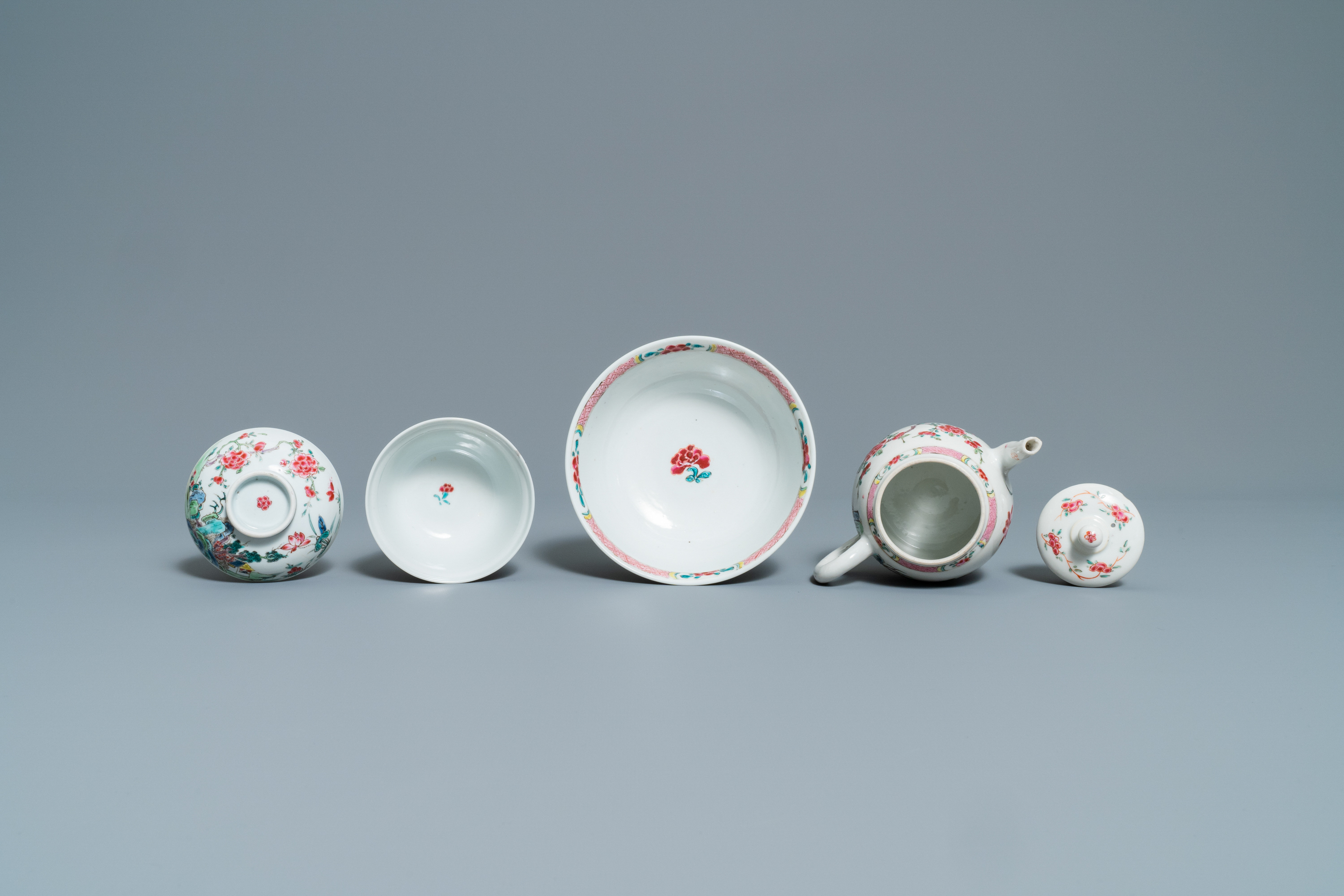 A Chinese famille rose 27-piece tea service with landscape design, Yongzheng/Qianlong - Image 32 of 33